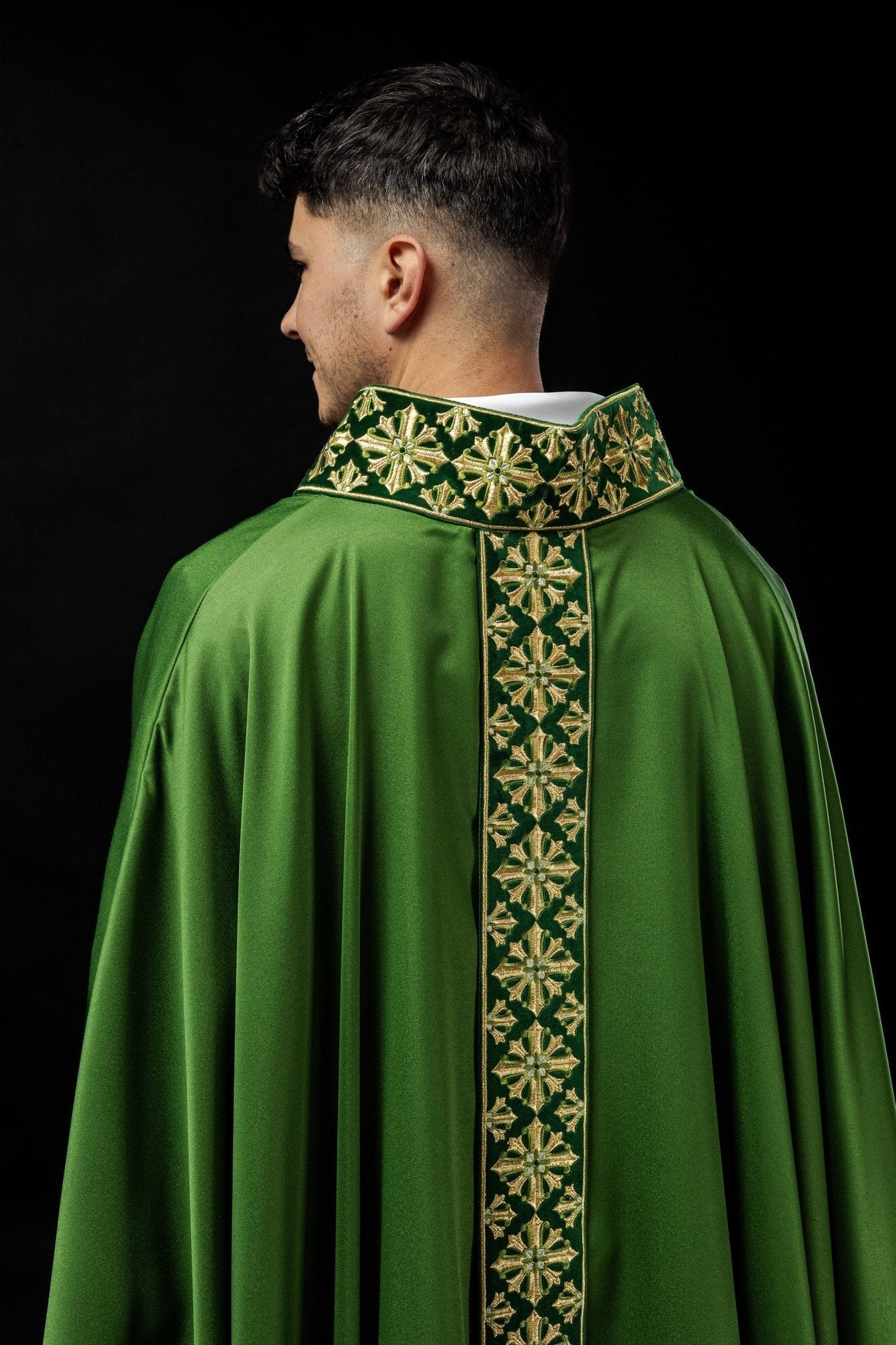 Casula verde com bordado dourado brilhante