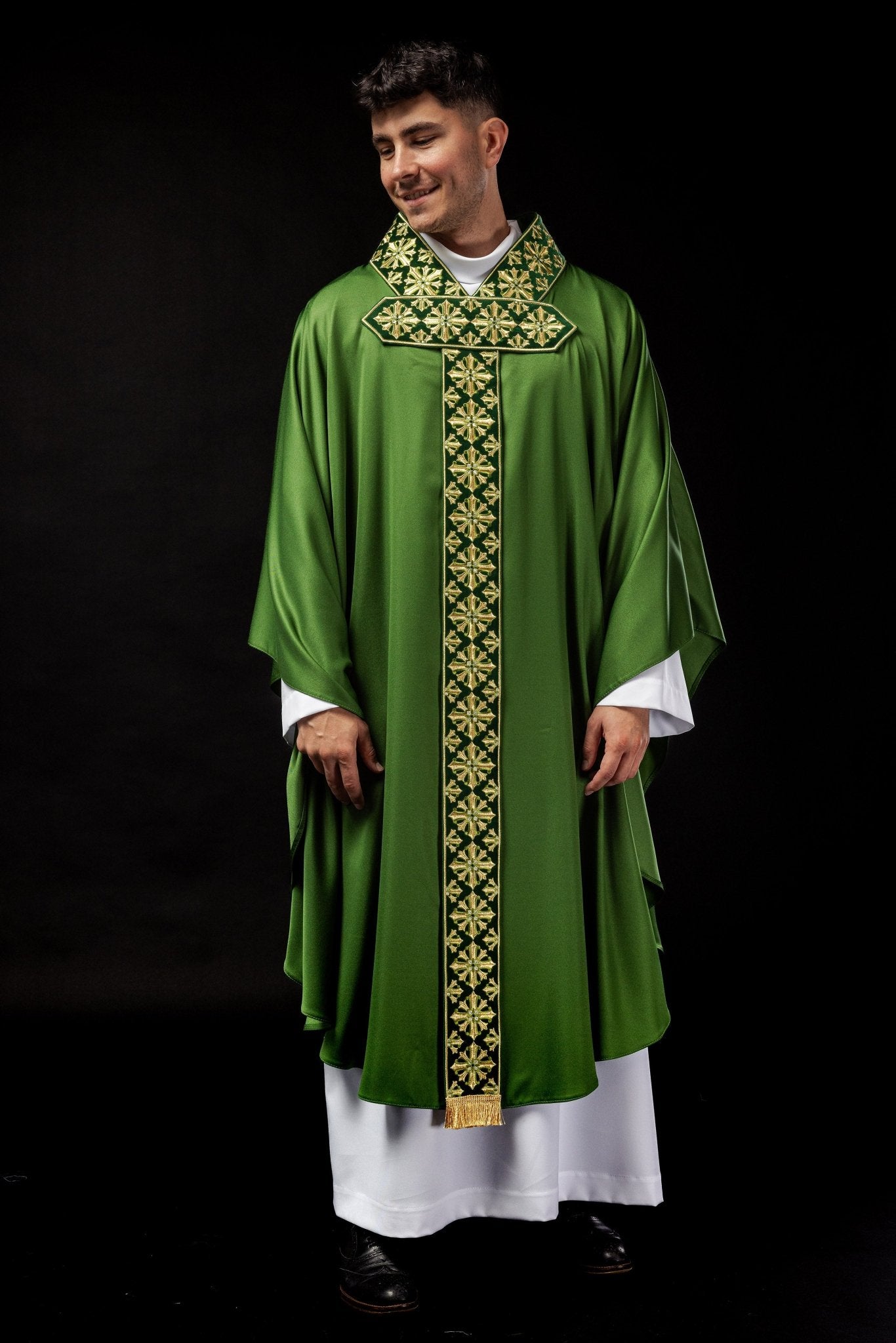 Casula verde com bordado dourado brilhante