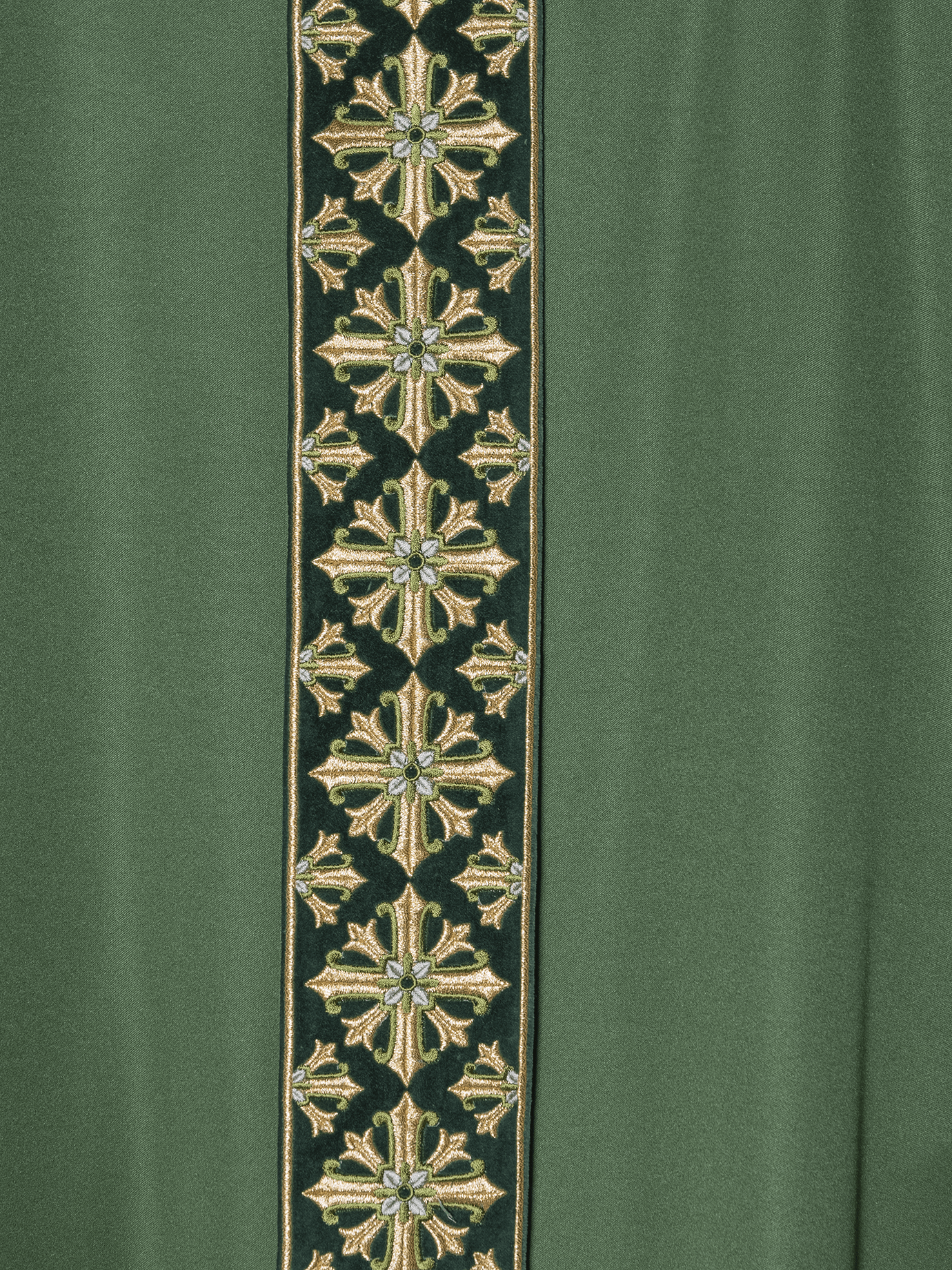 Casula verde com bordado dourado brilhante