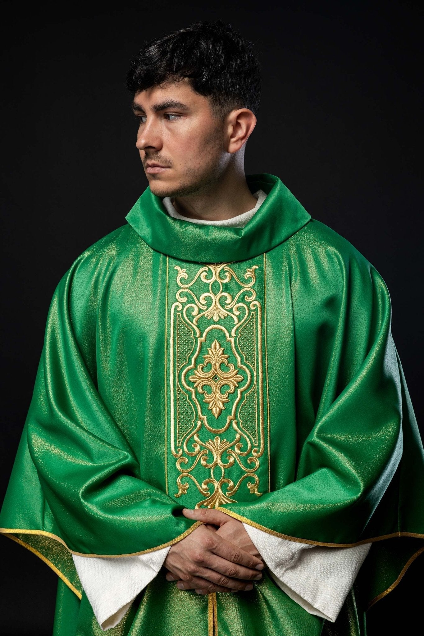 Casula verde ricamente bordada com brilho