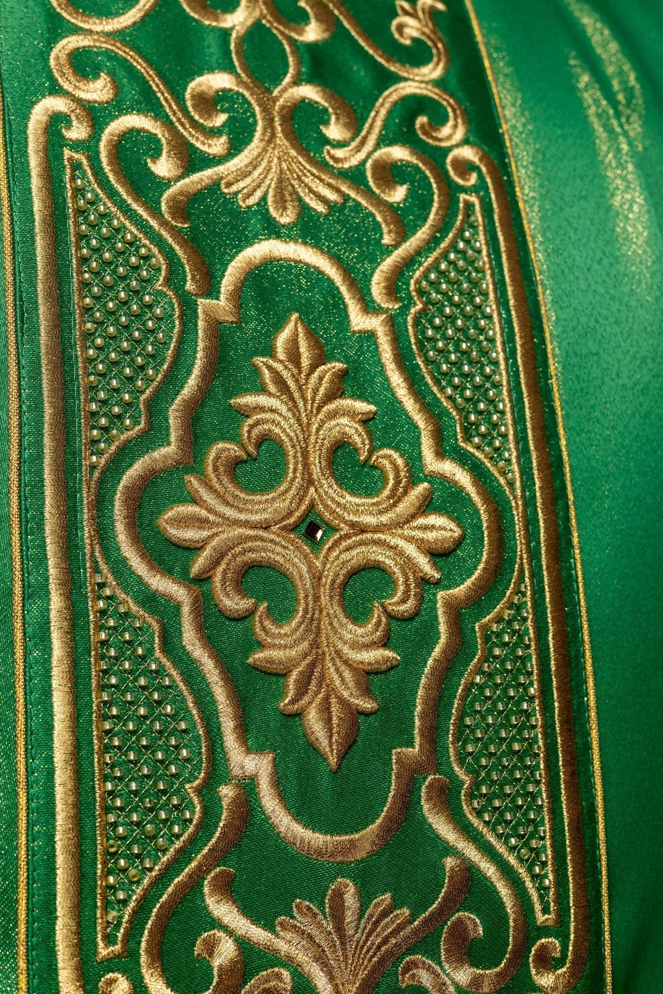 Casula verde ricamente bordada com brilho