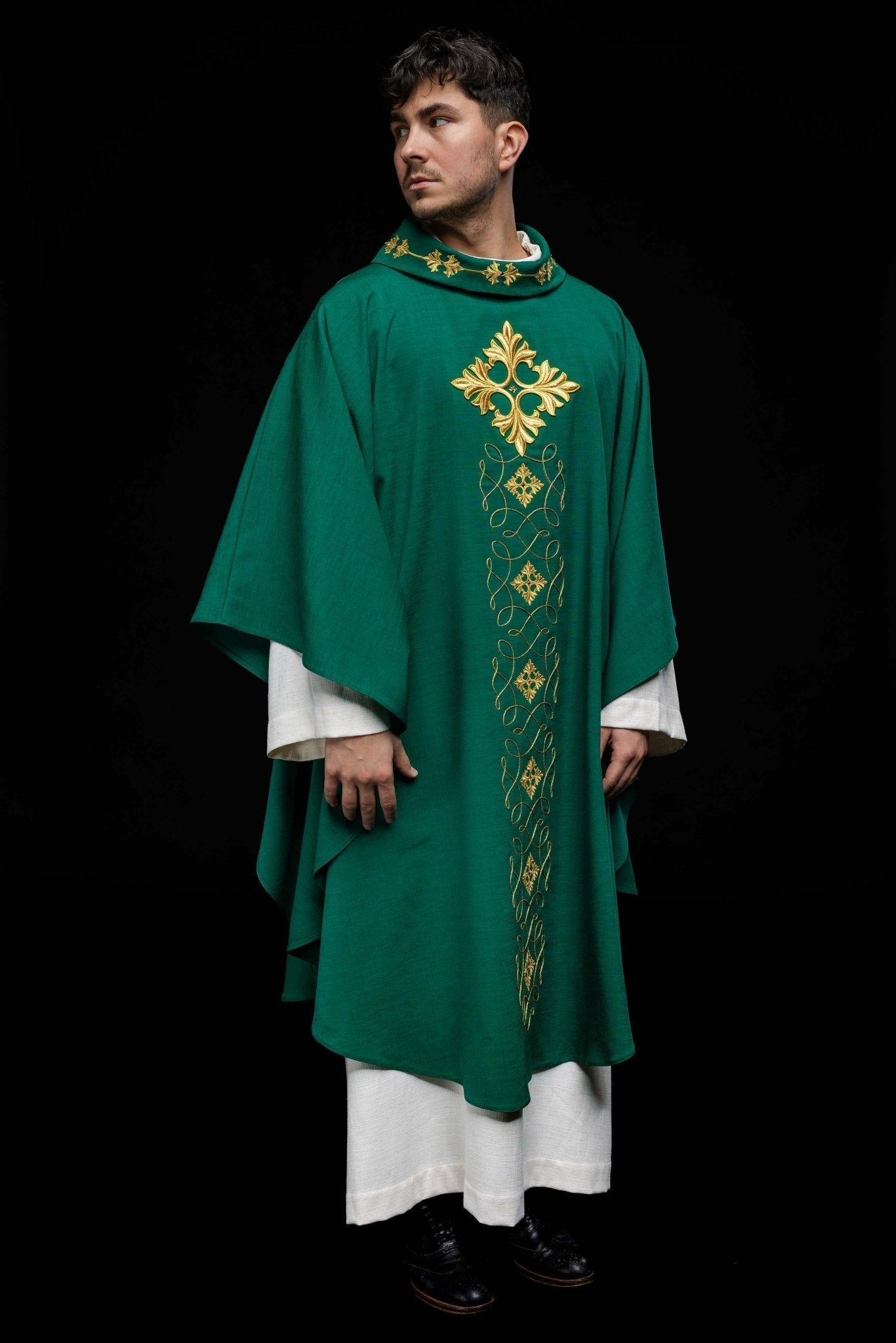 Casula verde ricamente bordada com cordão e pedras