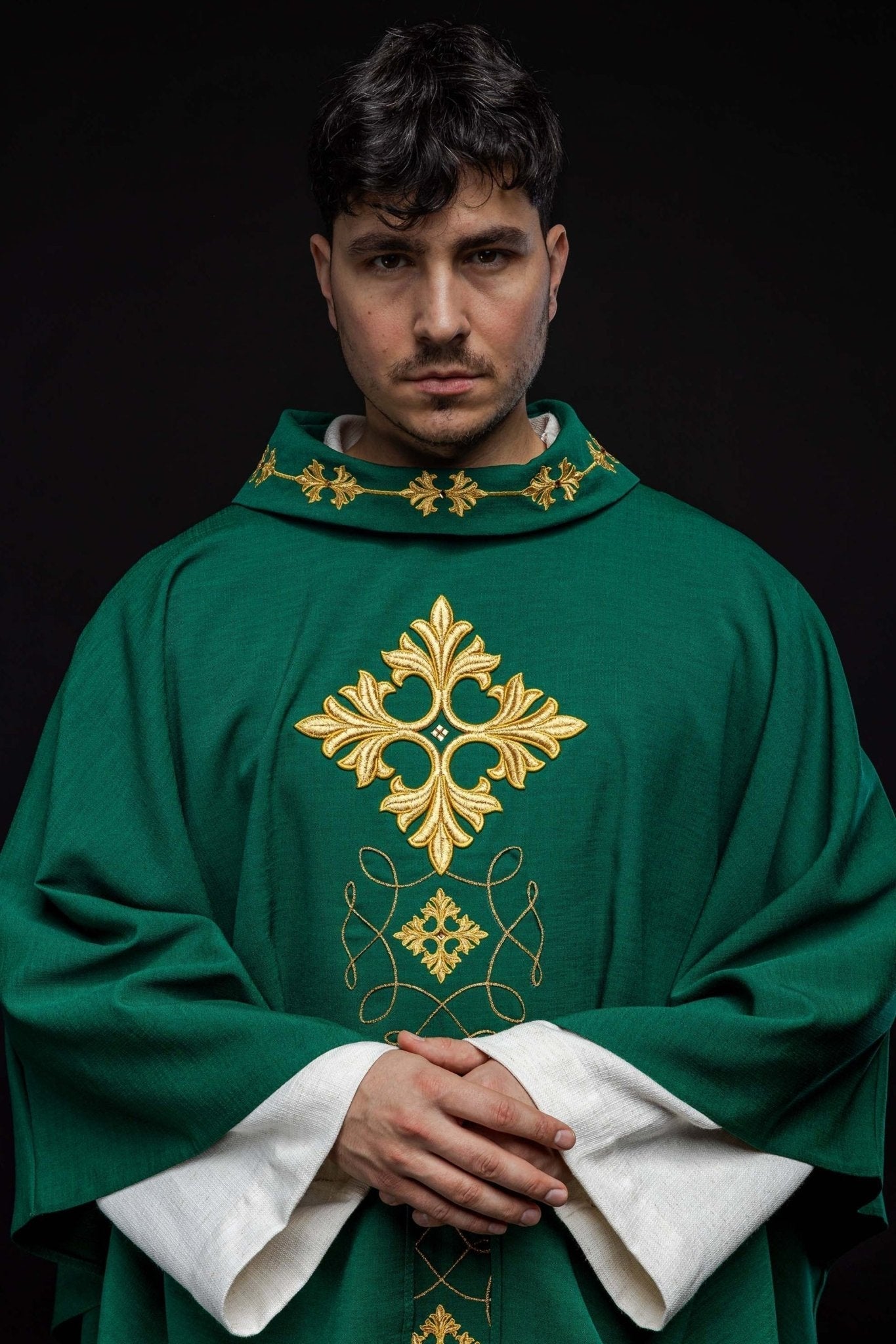 Casula verde ricamente bordada com cordão e pedras