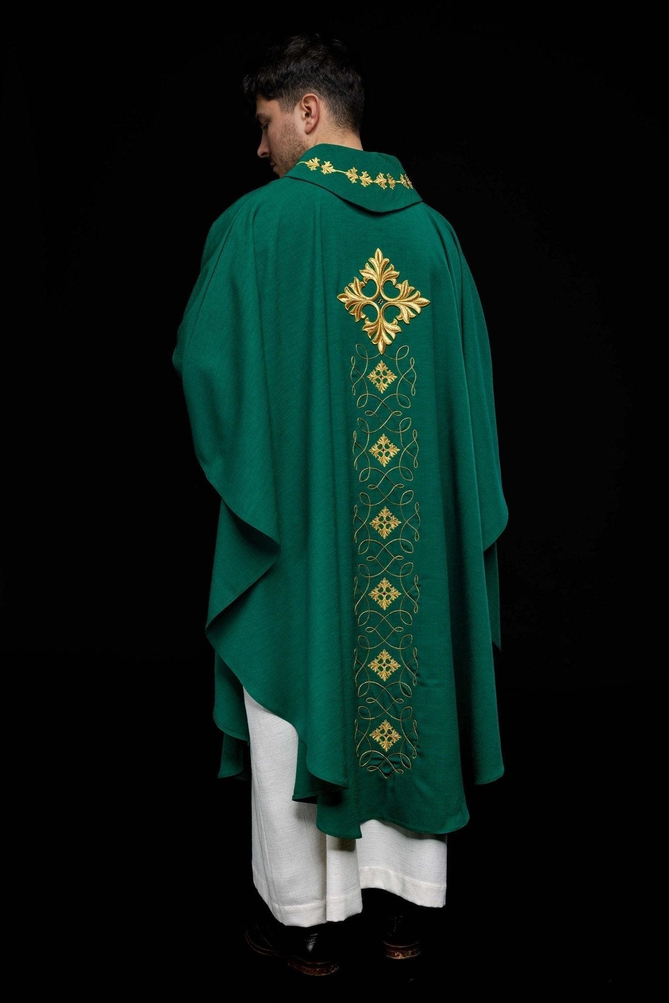 Casula verde ricamente bordada com cordão e pedras