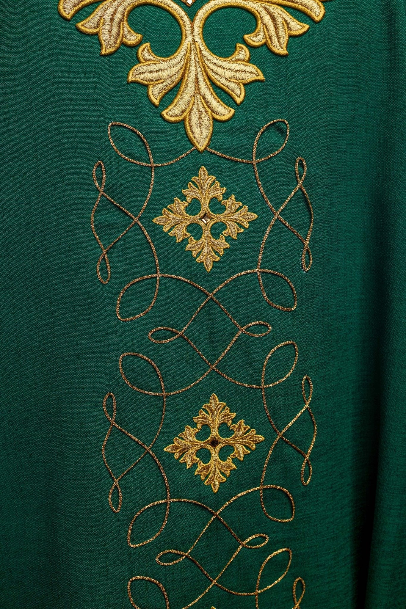 Casula verde ricamente bordada com cordão e pedras