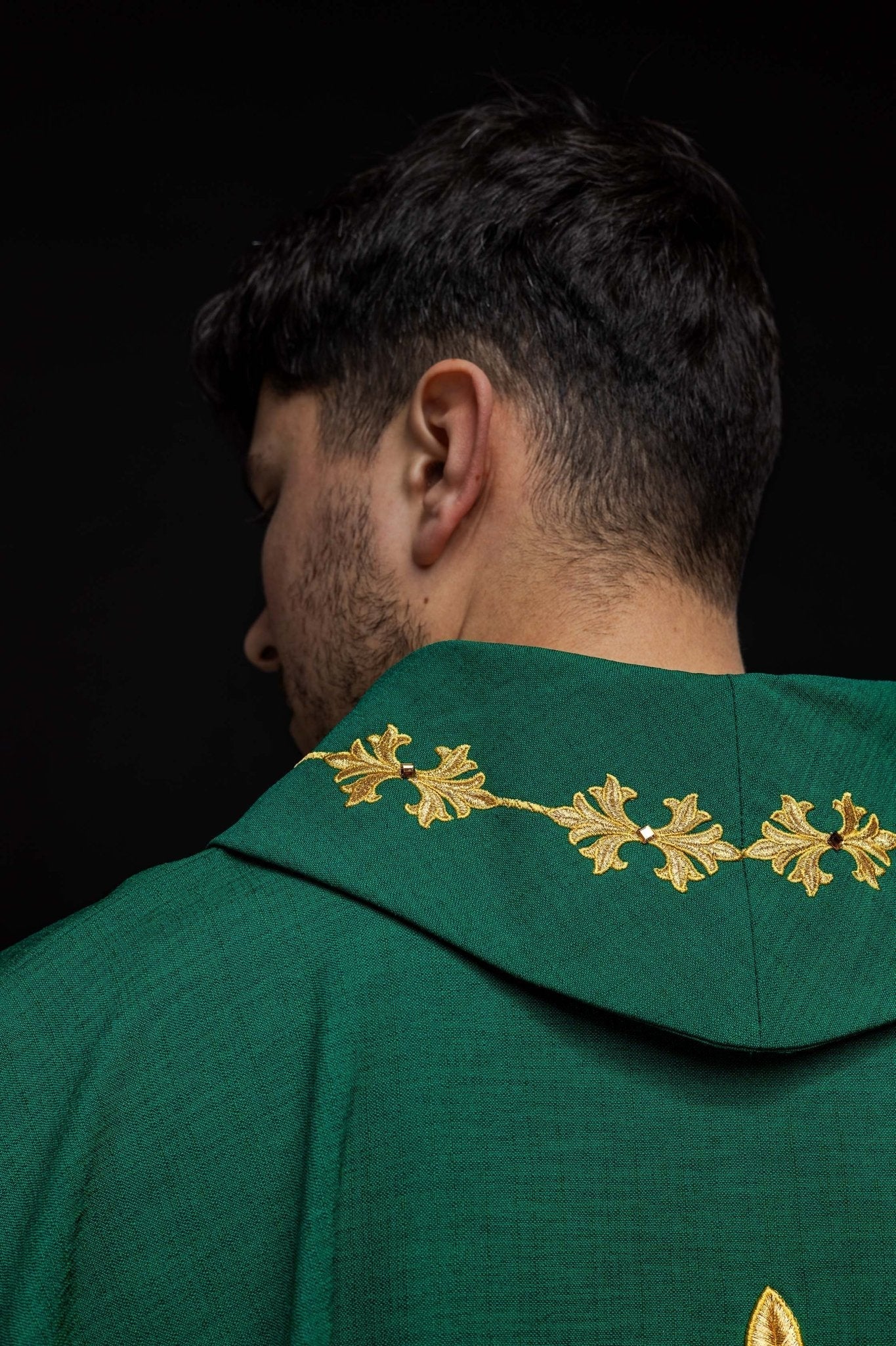 Casula verde ricamente bordada com cordão e pedras