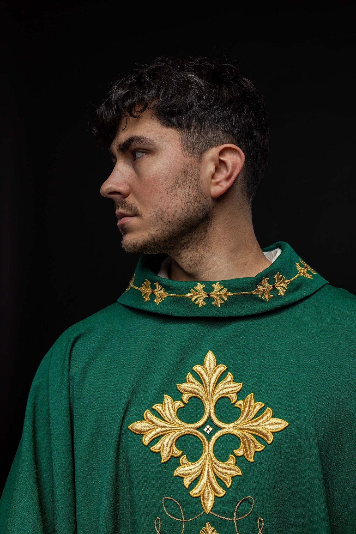 Casula verde ricamente bordada com cordão e pedras