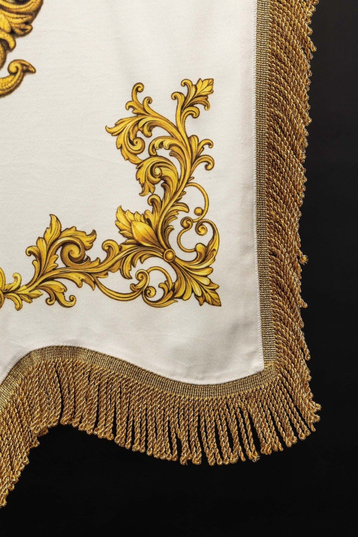 Estandarte mariano com detalhe do canto decorado, barra e franja dourada