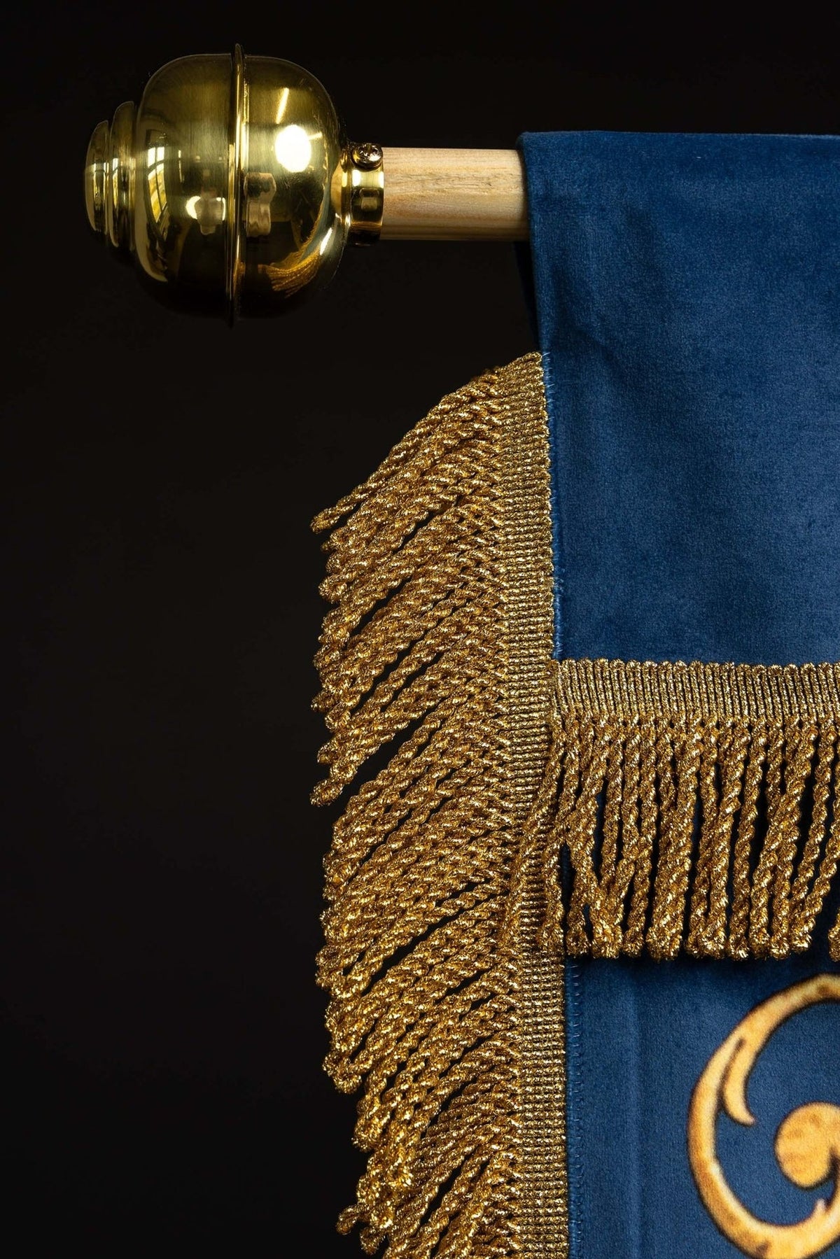 Estandarte azul, close-up do rosto e das mãos de Nossa Senhora