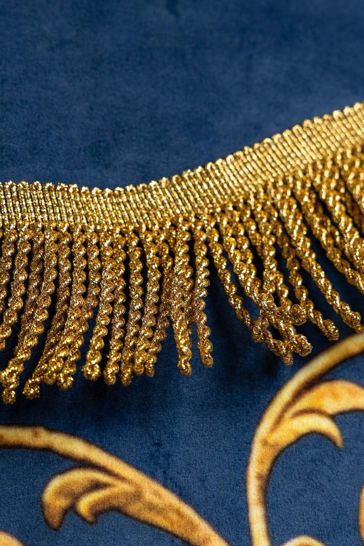 Estandarte azul, detalhe da franja e haste douradas