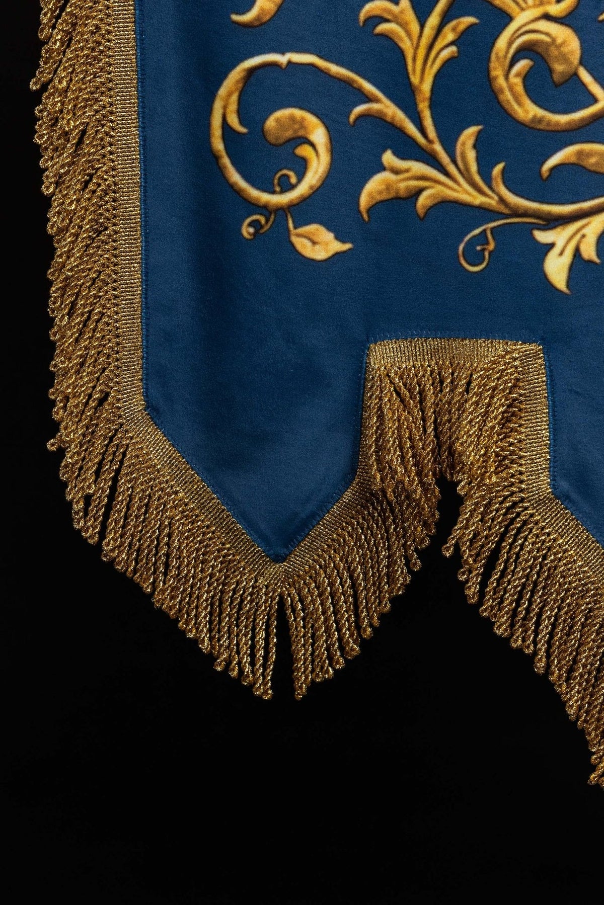 Estandarte azul, close-up da franja dourada torcida