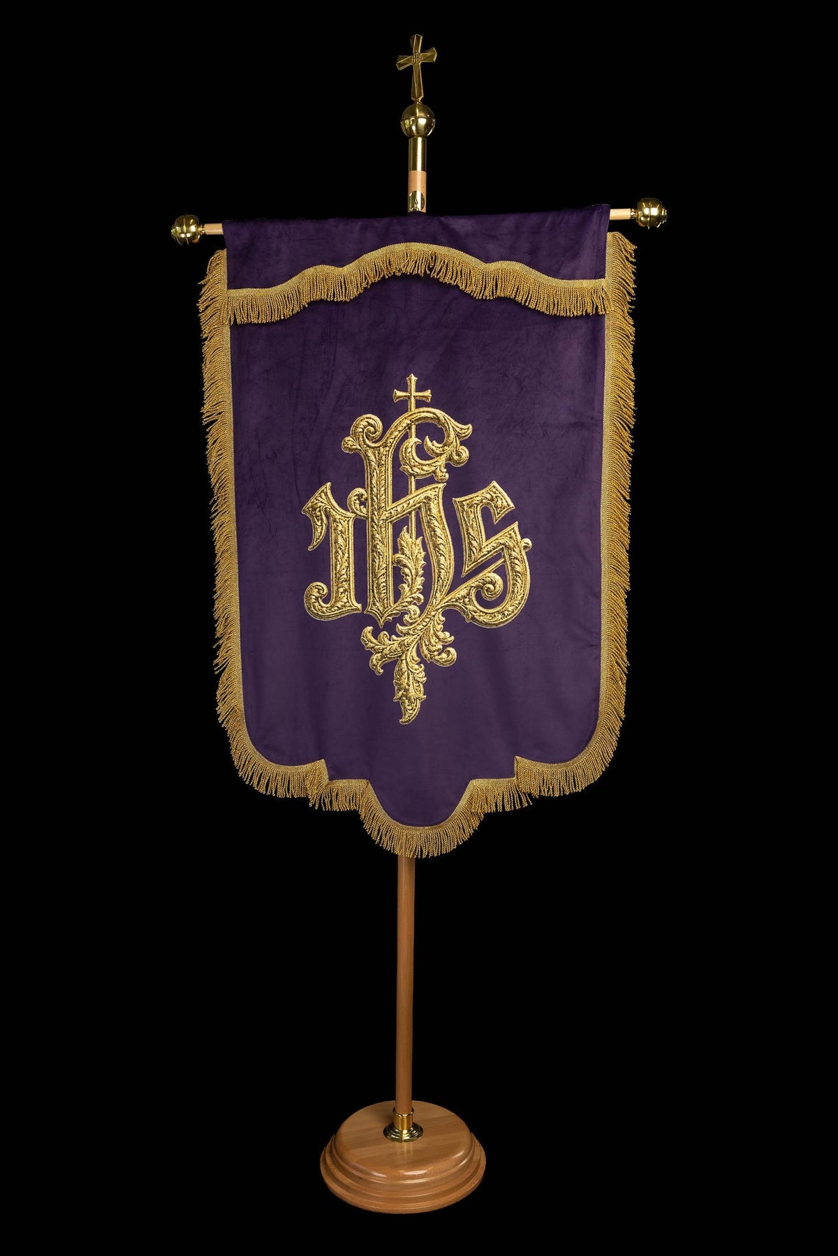 Estandarte roxo impresso frente e verso com IHS e Pax, vista frontal com haste e franjas douradas