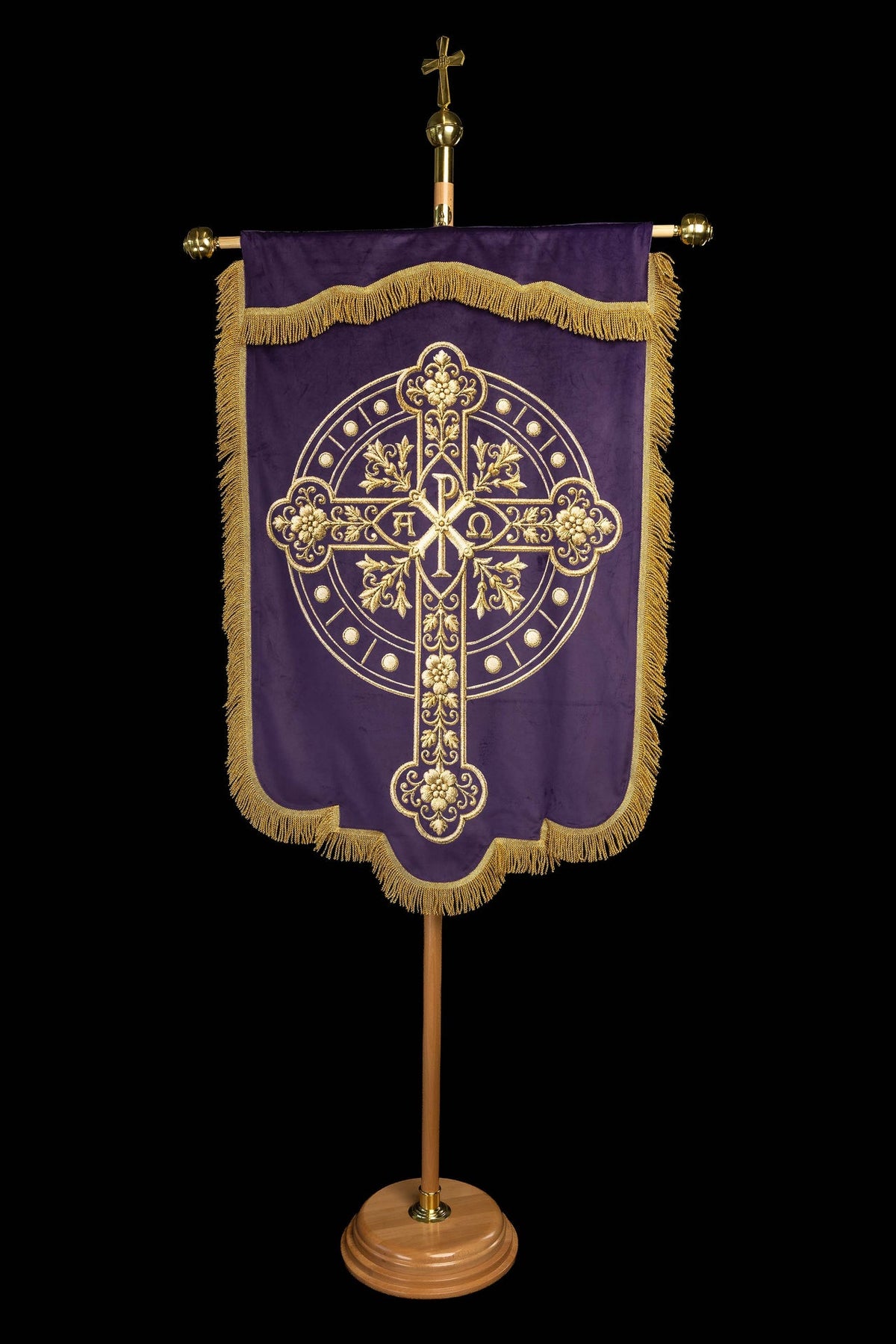 Estandarte roxo, verso com cruz ornamental, letras Alfa e Ômega e franjas douradas