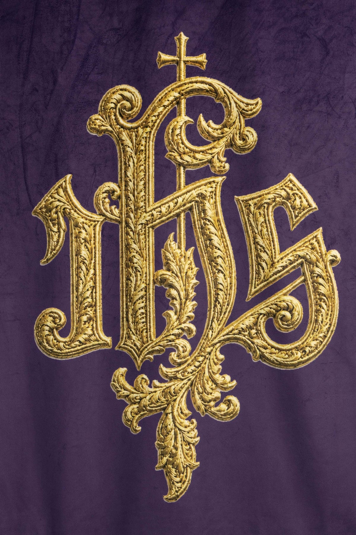 Estandarte roxo, close-up do monograma IHS dourado com cruz e arabescos