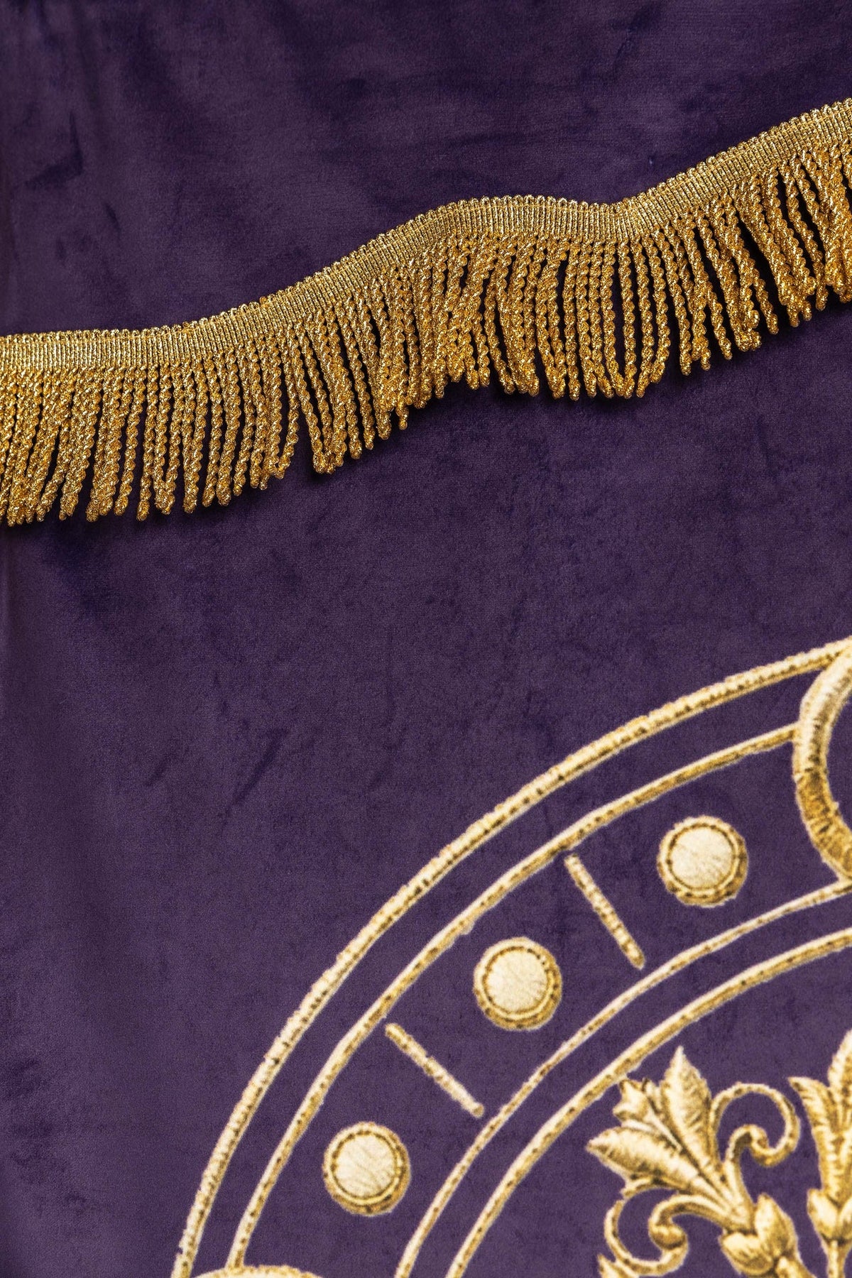 Estandarte roxo, close-up da franja dourada ondulada na faixa superior