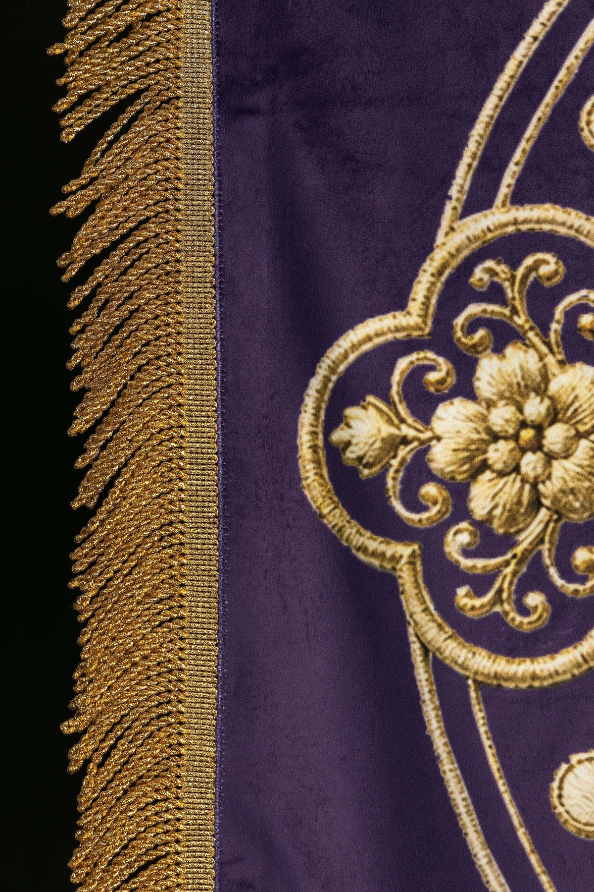Estandarte roxo, close-up do verso com franja lateral e ornamento floral dourado