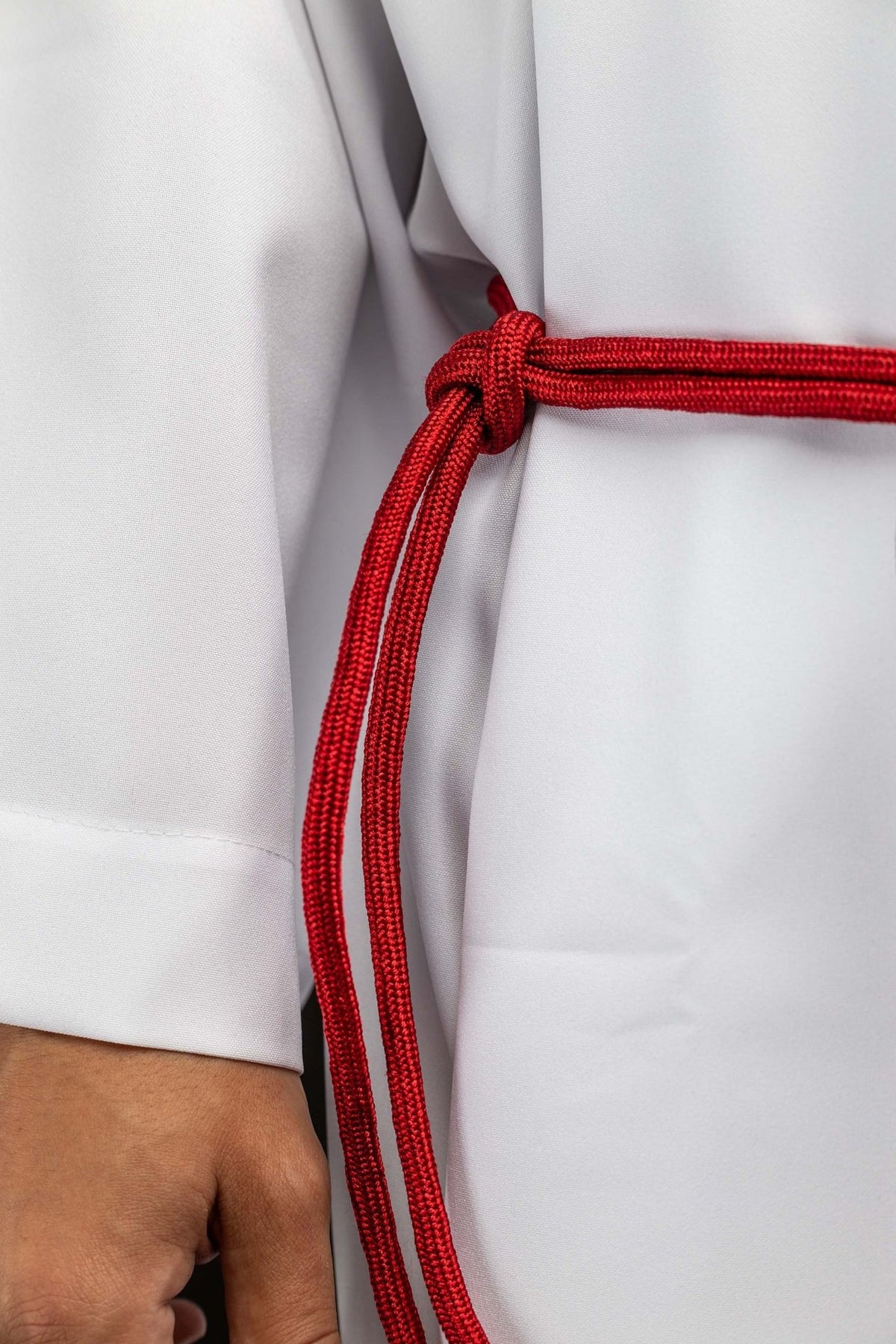 Cíngulo litúrgico vermelho com nó ajustável e cordões trançados