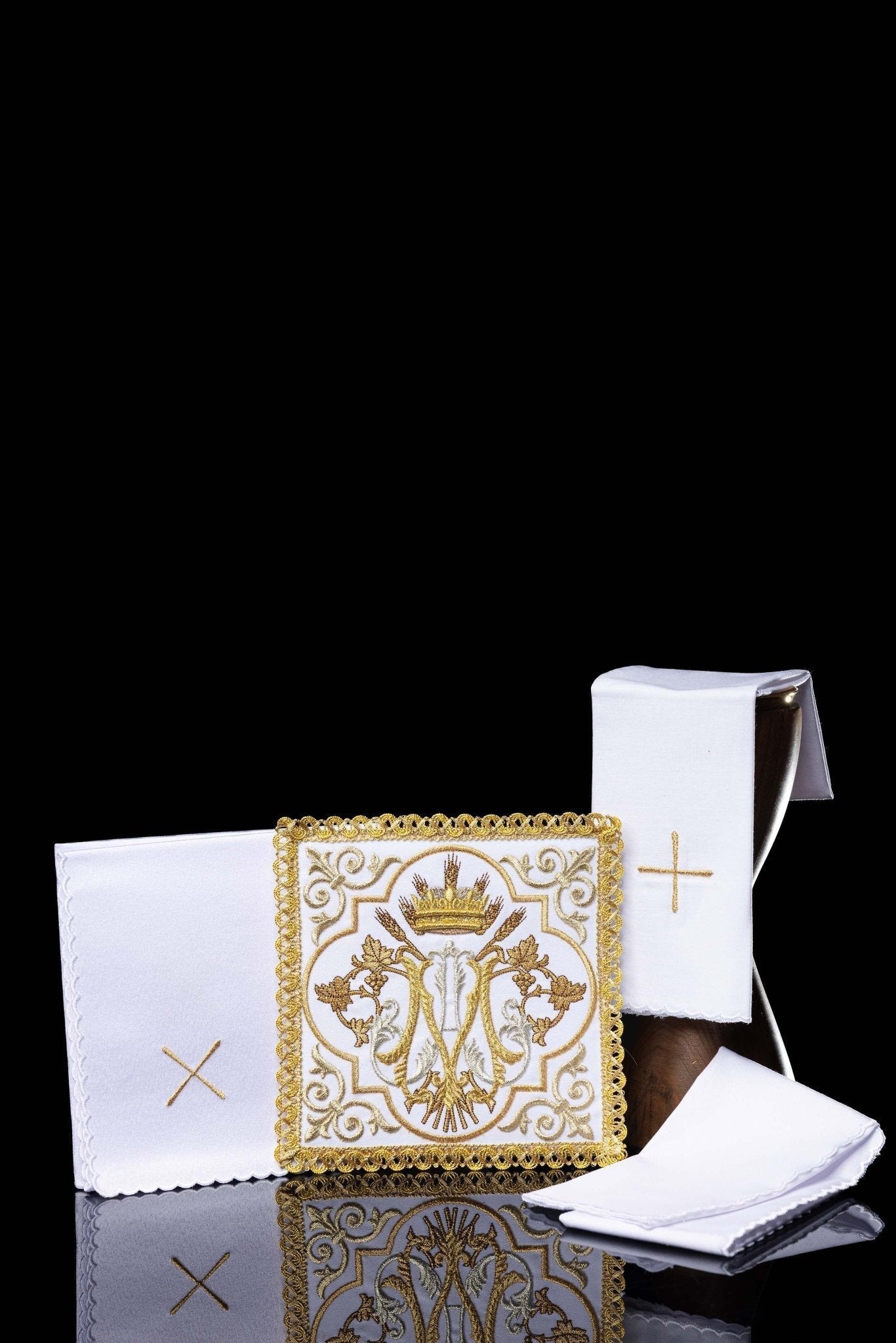 Conjunto de alfaias litúrgicas bordado com símbolo mariano