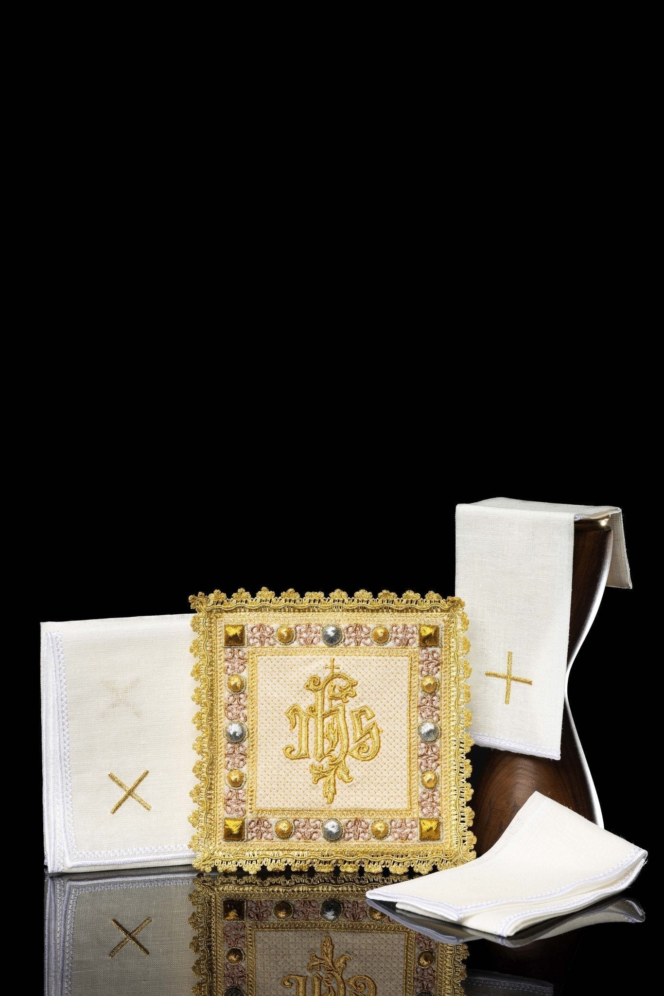 Conjunto de alfaias litúrgicas de veludo creme com símbolo IHS bordado