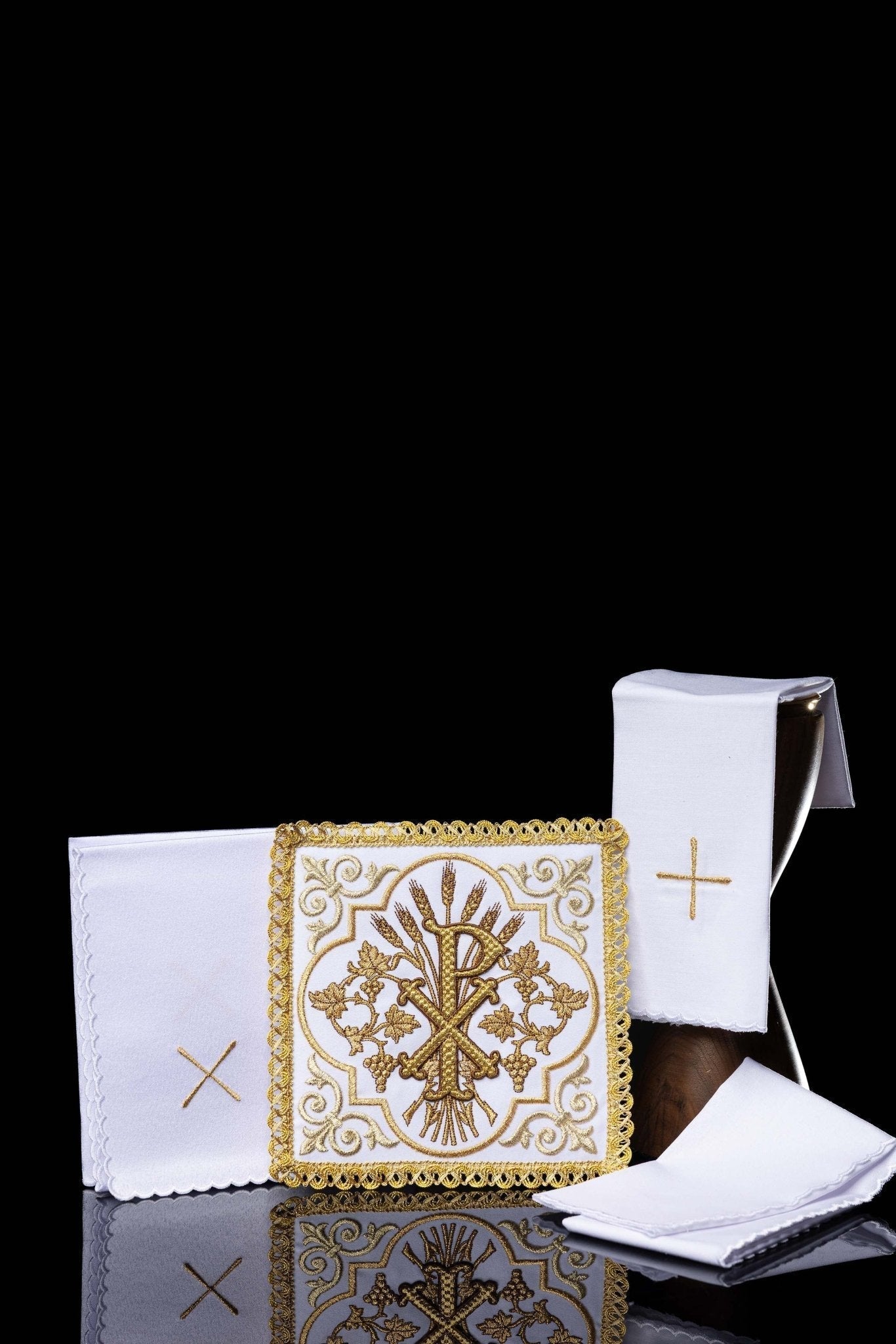 Conjunto de alfaias litúrgicas bordado com o símbolo PAX