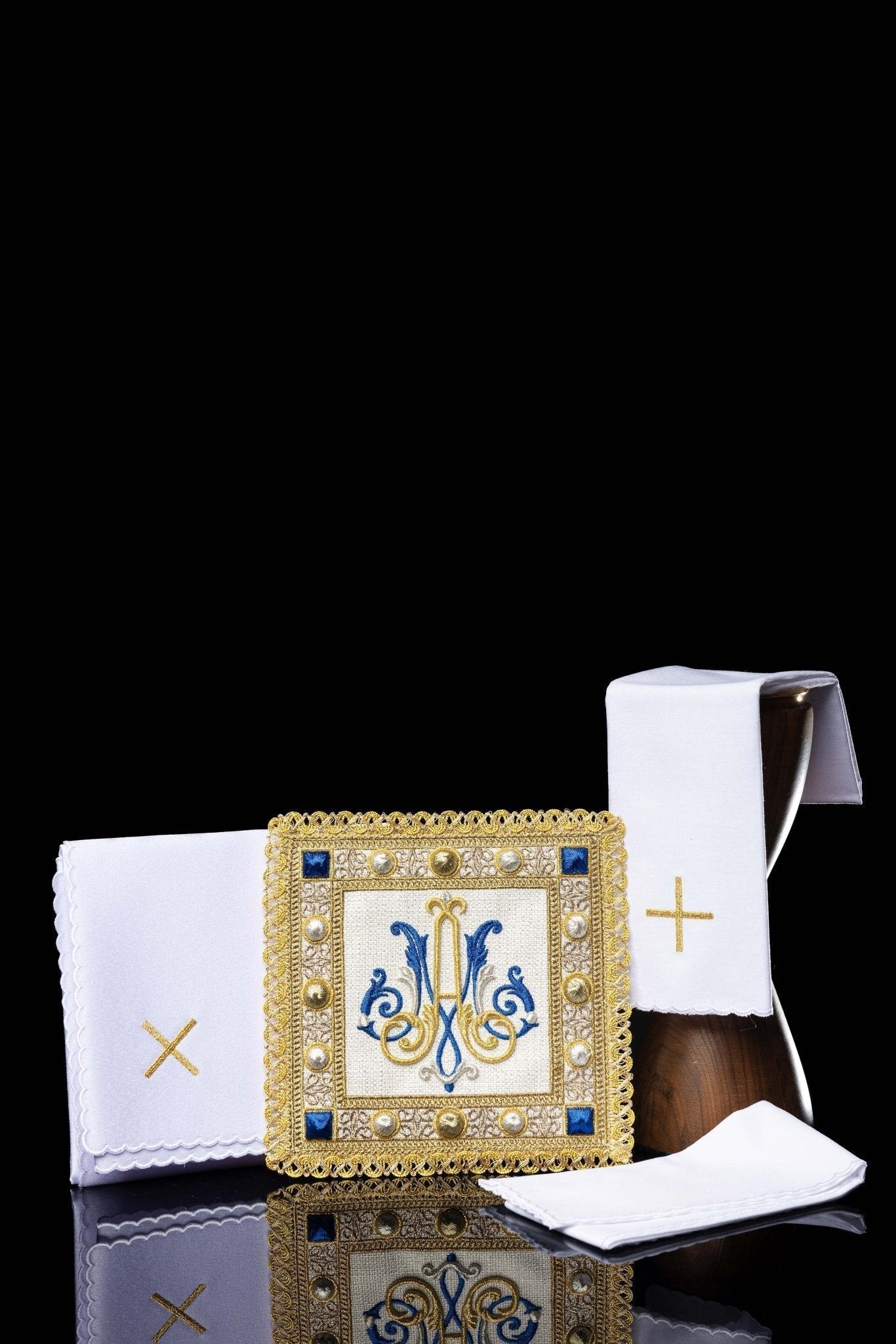 Conjunto de alfaias litúrgicas bordado com símbolo mariano
