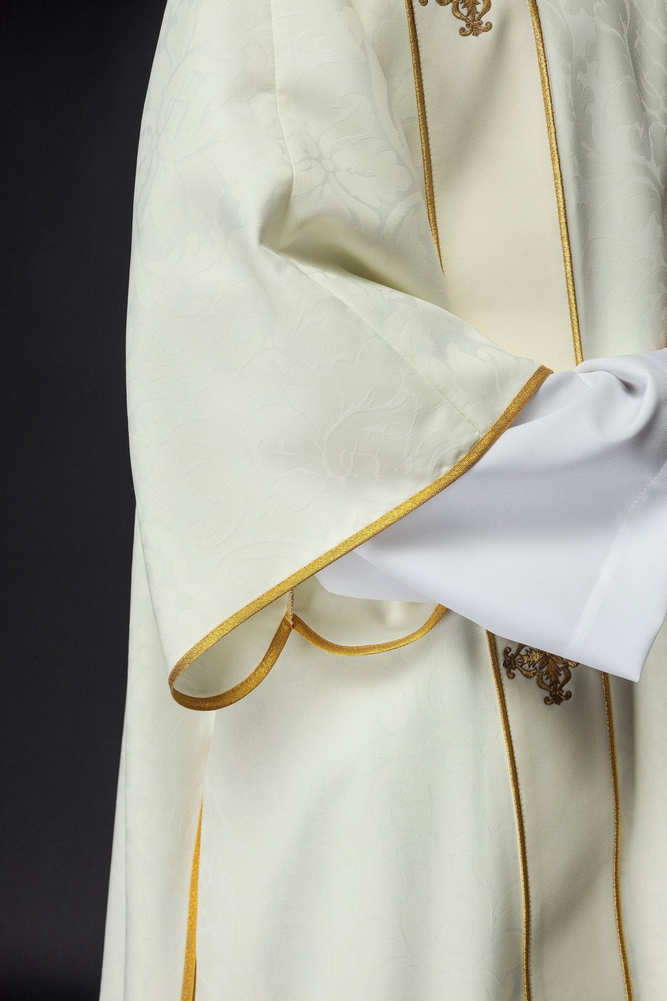 Dalmática com faixas e cruzes bordadas douradas em jacquard creme