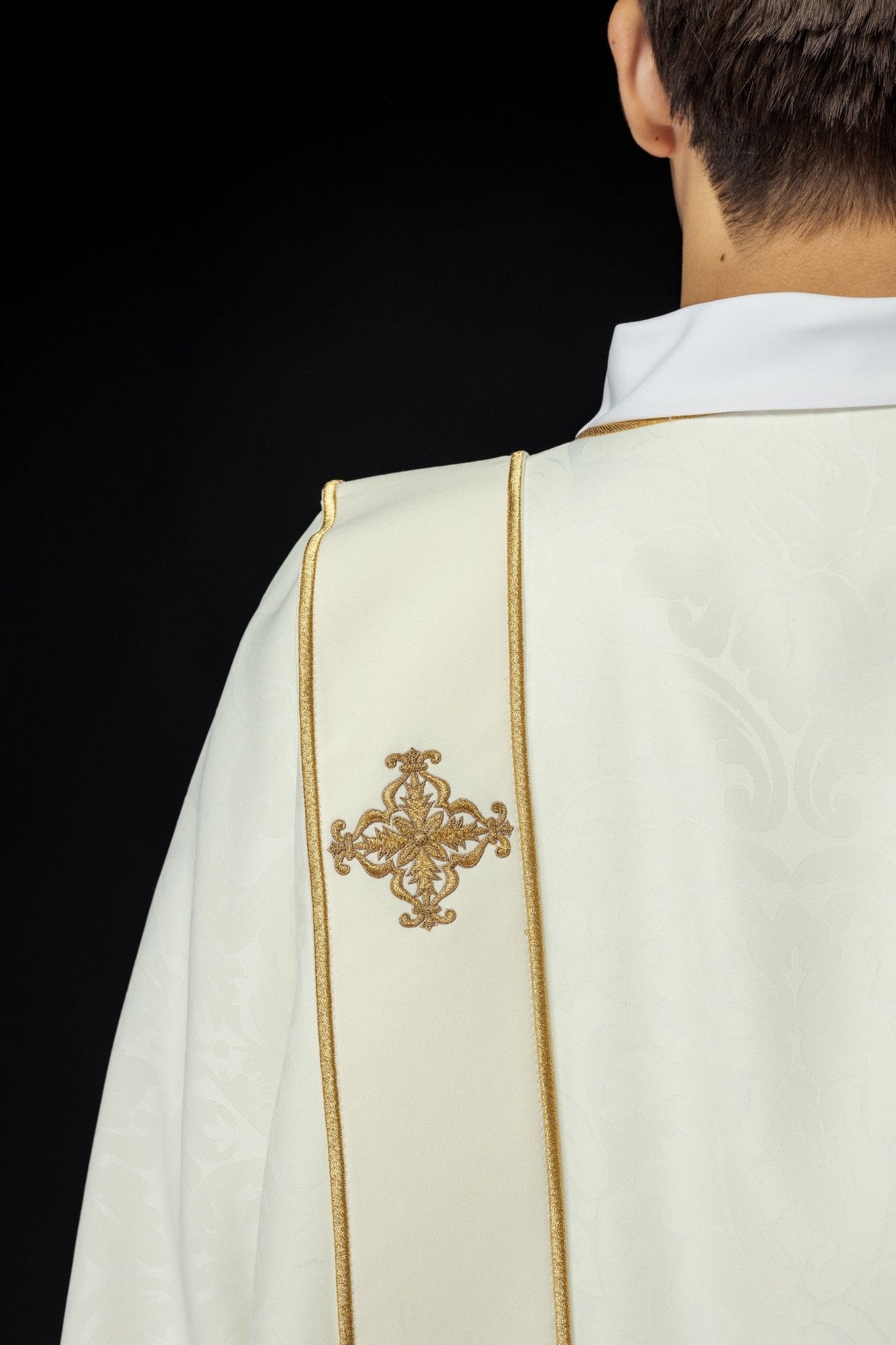 Dalmática com faixas e cruzes bordadas douradas em jacquard creme