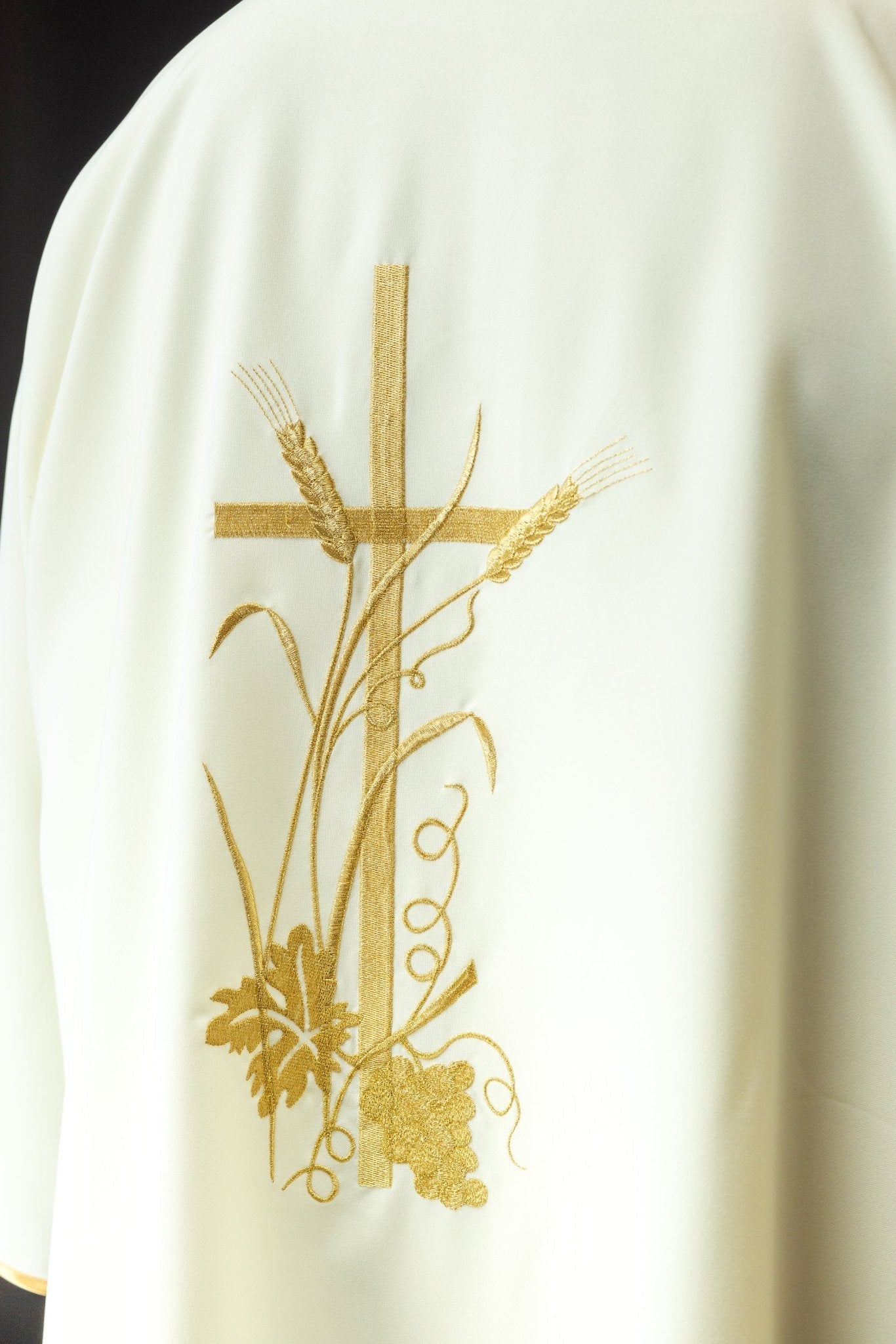 Dalmática creme com bordado dourado da cruz Pax