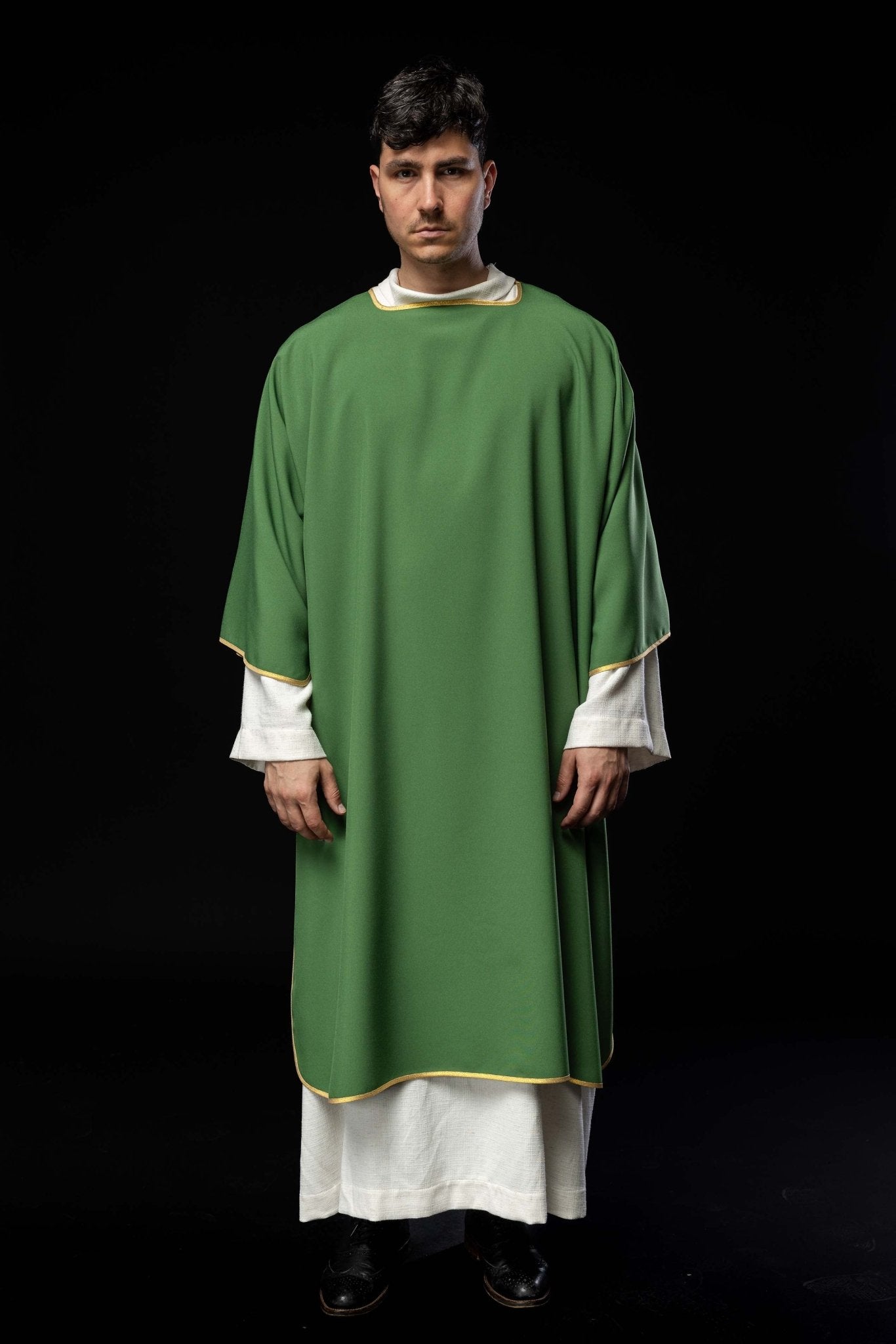 Dalmática verde lisa com debrum dourado