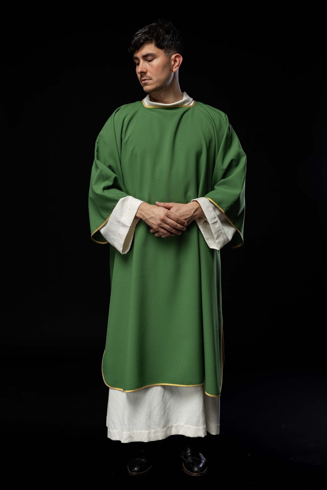 Dalmática verde lisa com debrum dourado