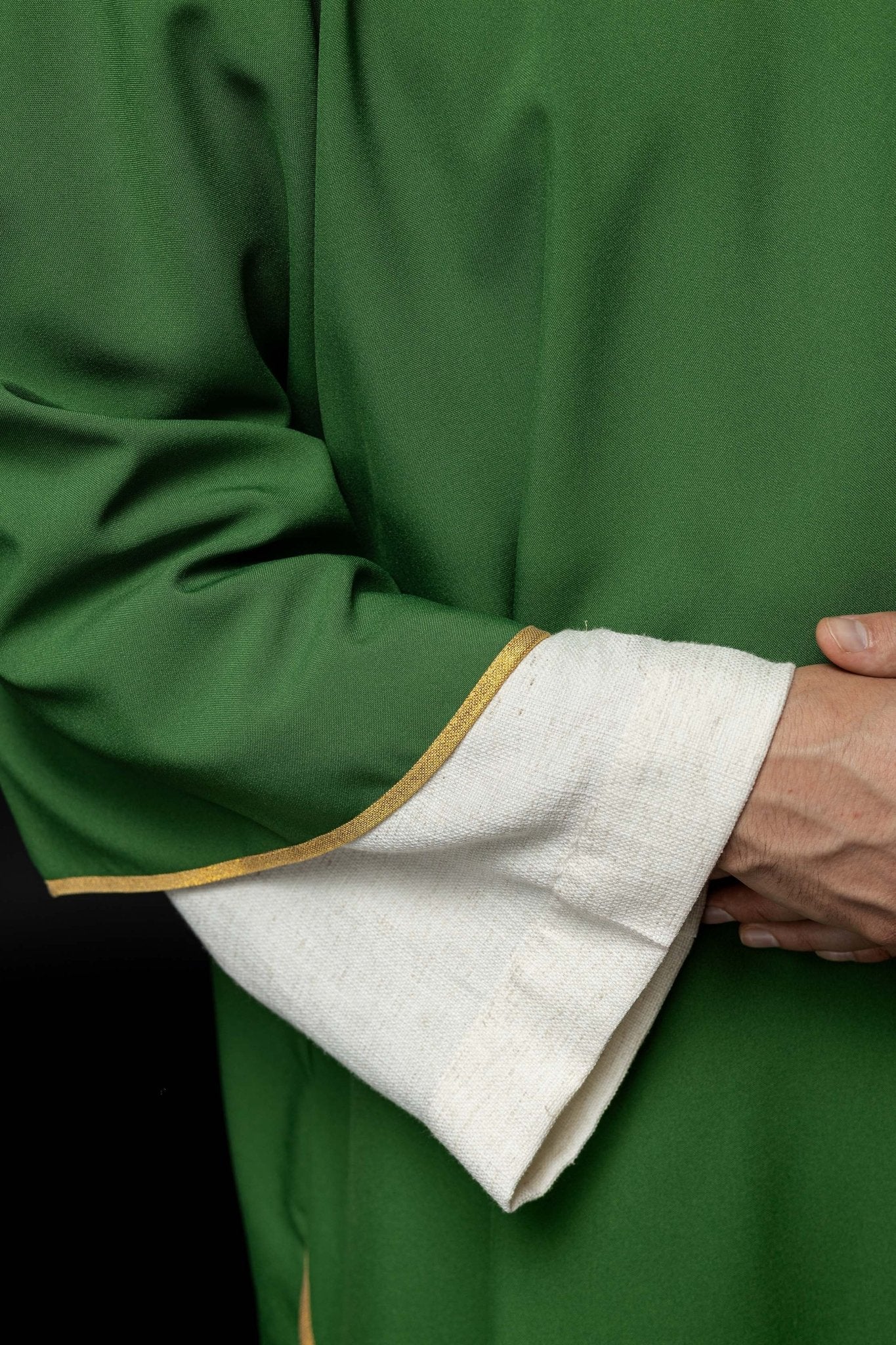 Dalmática verde lisa com debrum dourado