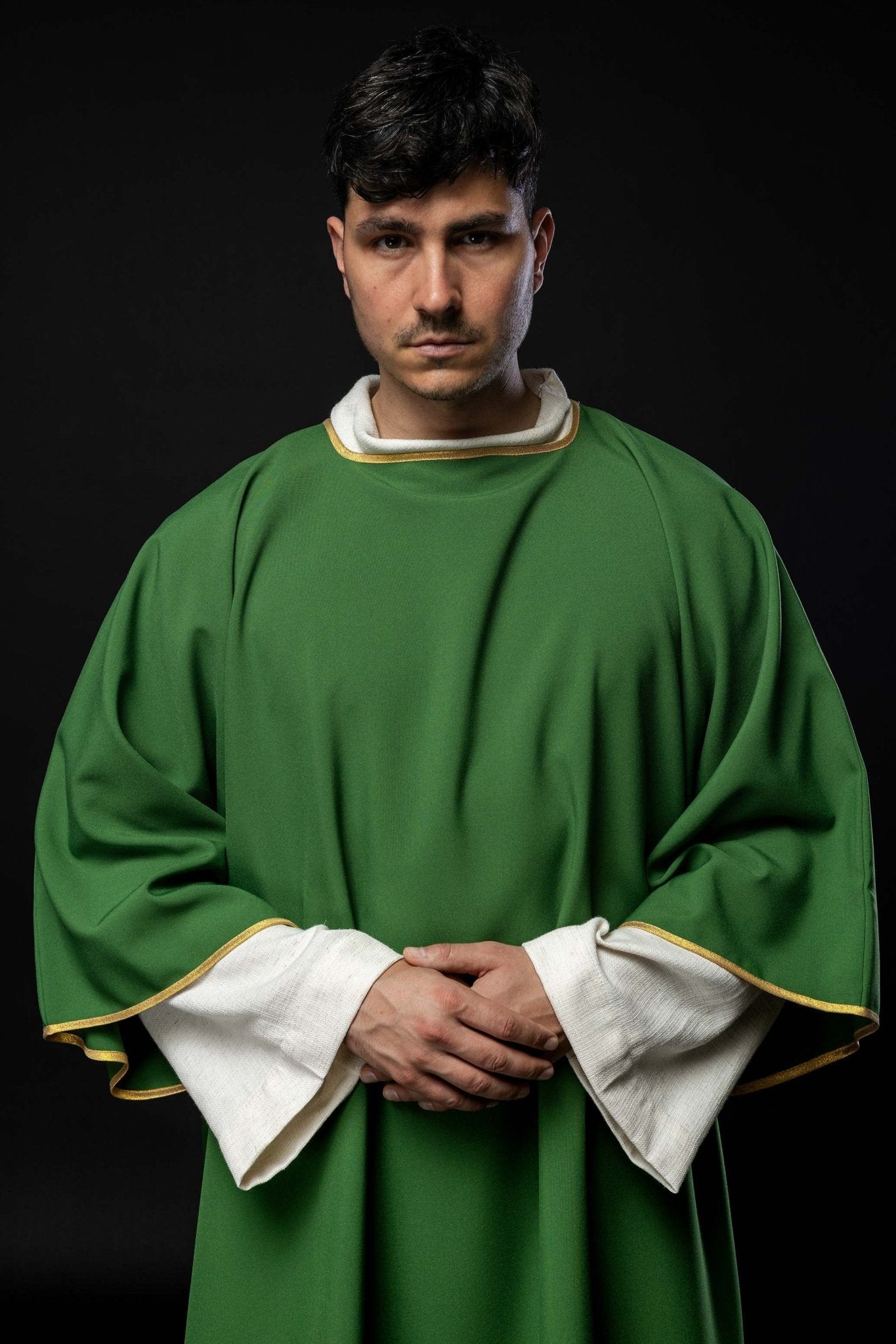 Dalmática verde lisa com debrum dourado