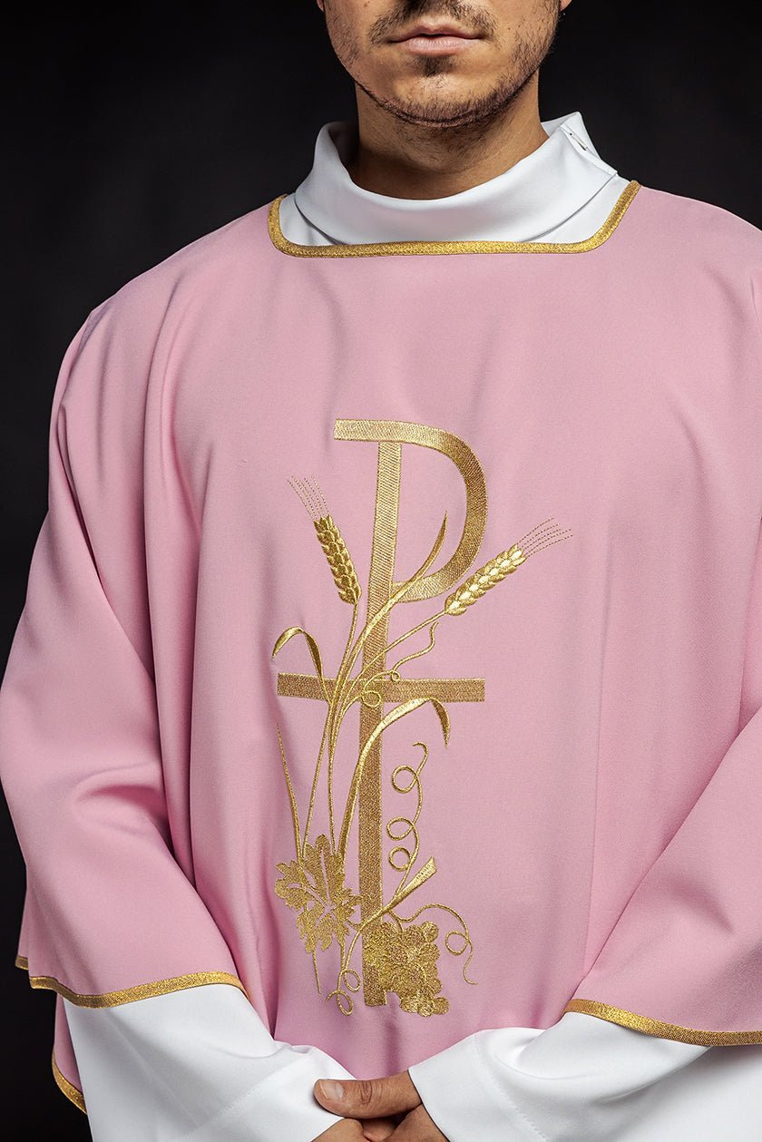 Dalmática rosa com bordado dourado da cruz Pax