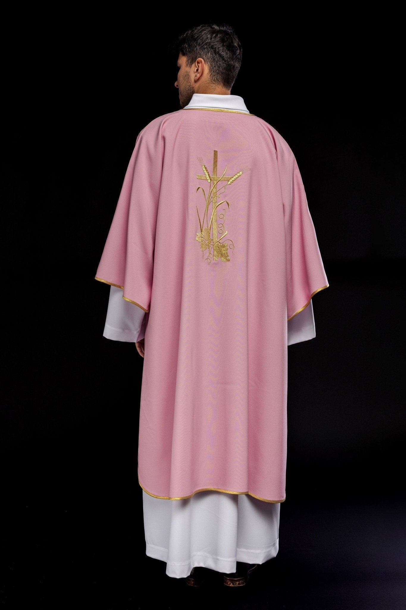 Dalmática rosa com bordado dourado da cruz Pax