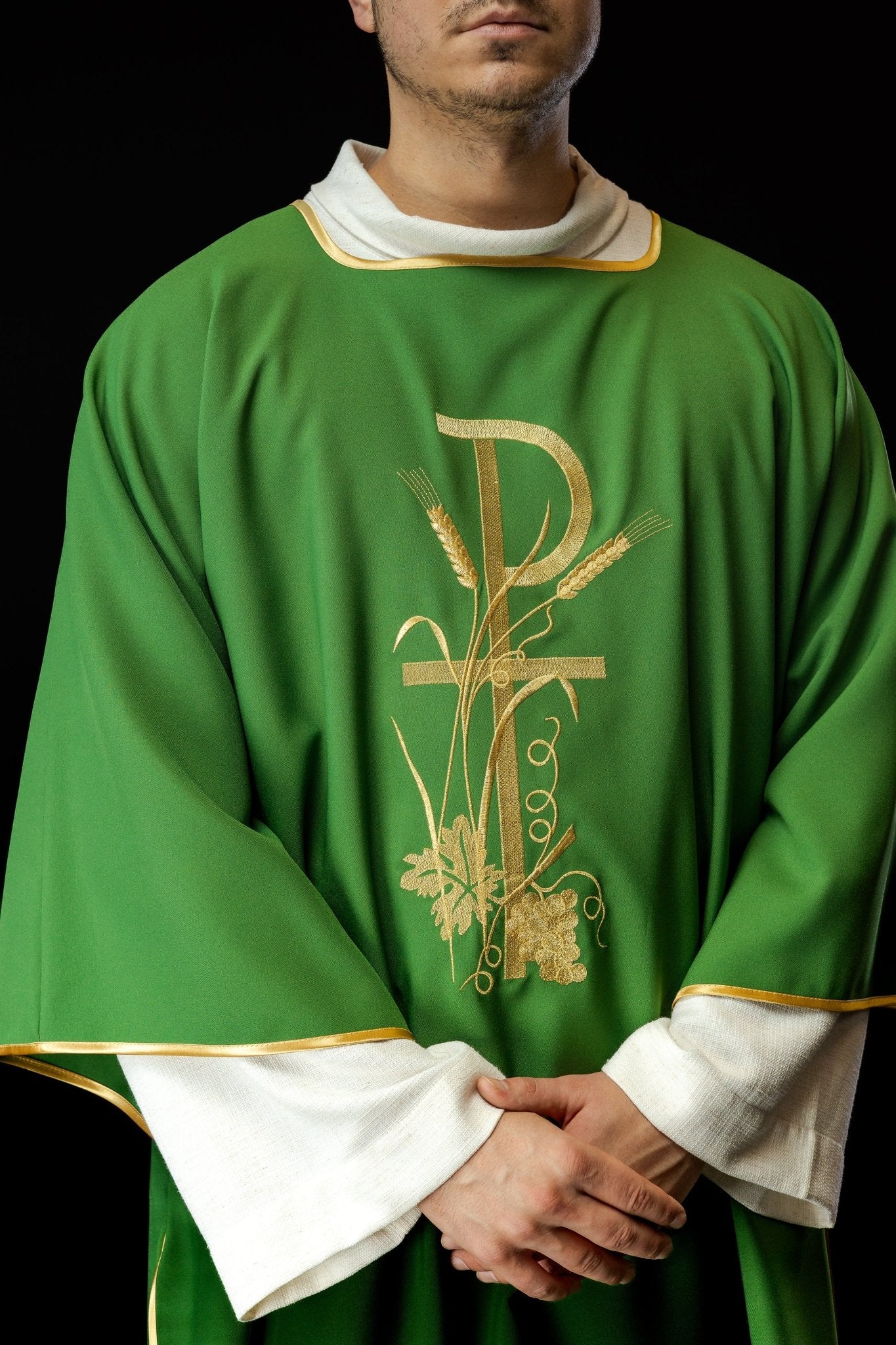 Dalmática verde com bordado dourado da cruz Pax