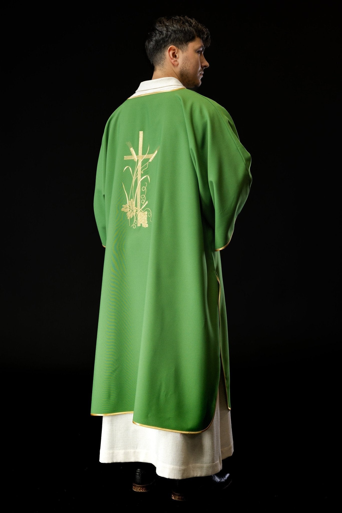 Dalmática verde com bordado dourado da cruz Pax