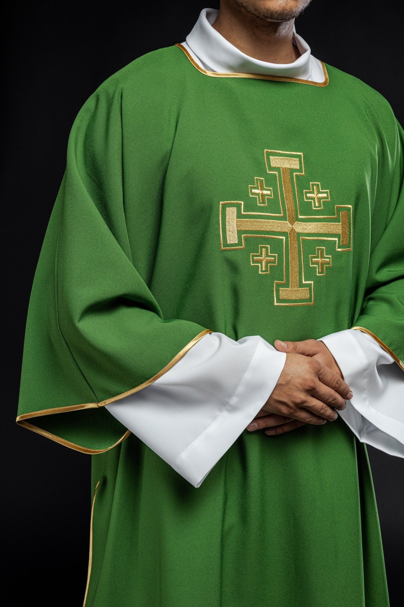 Dalmática verde com cruzes bordadas douradas