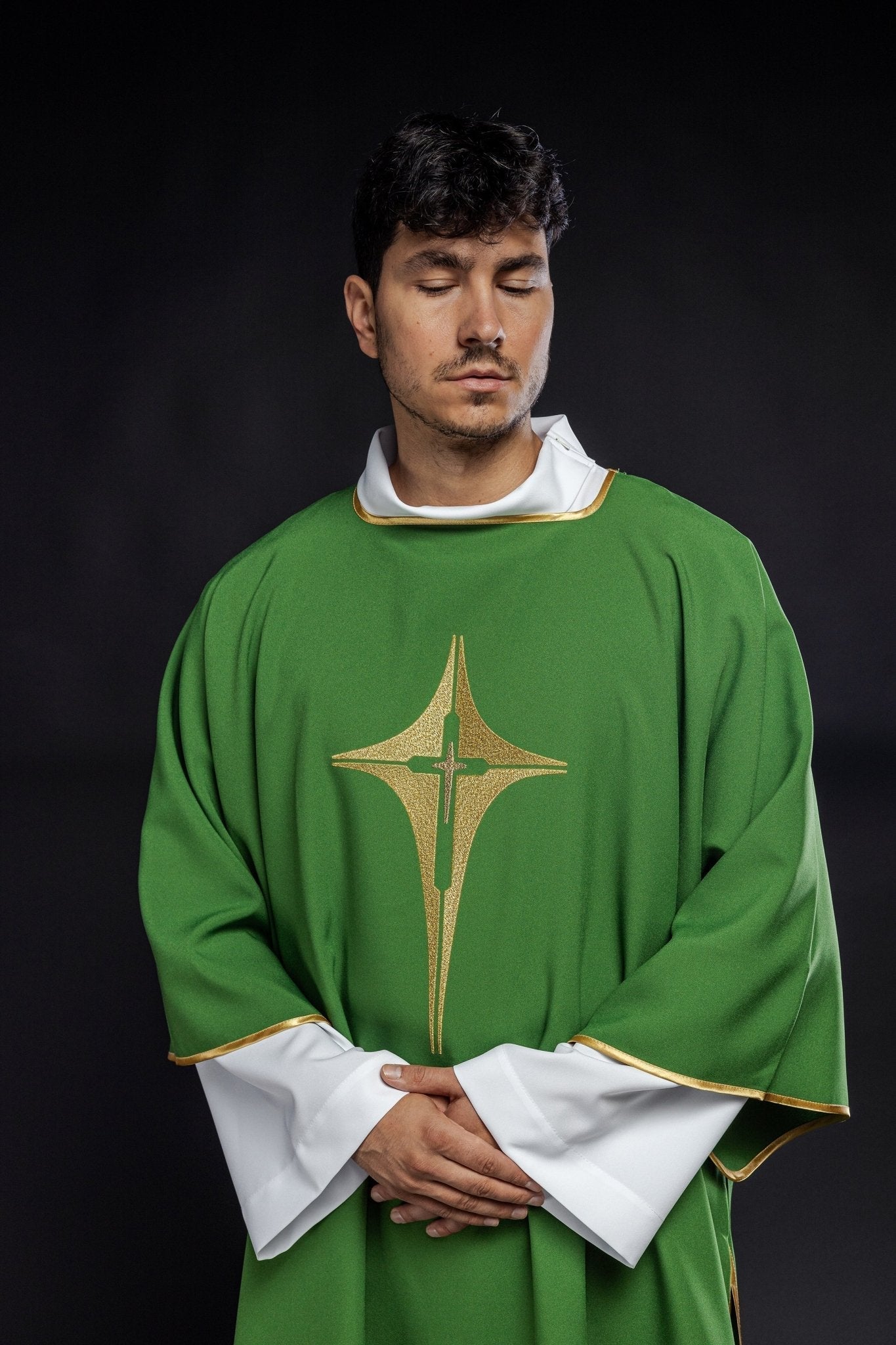 Dalmática verde com cruz bordada dourada