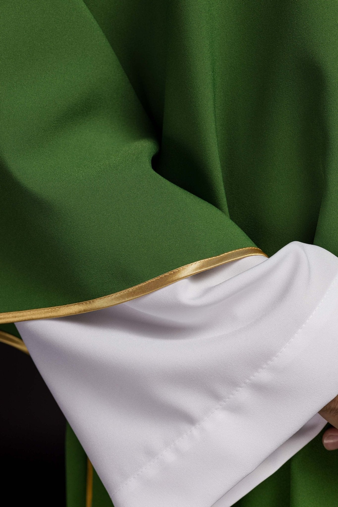 Dalmática verde com cruz bordada dourada