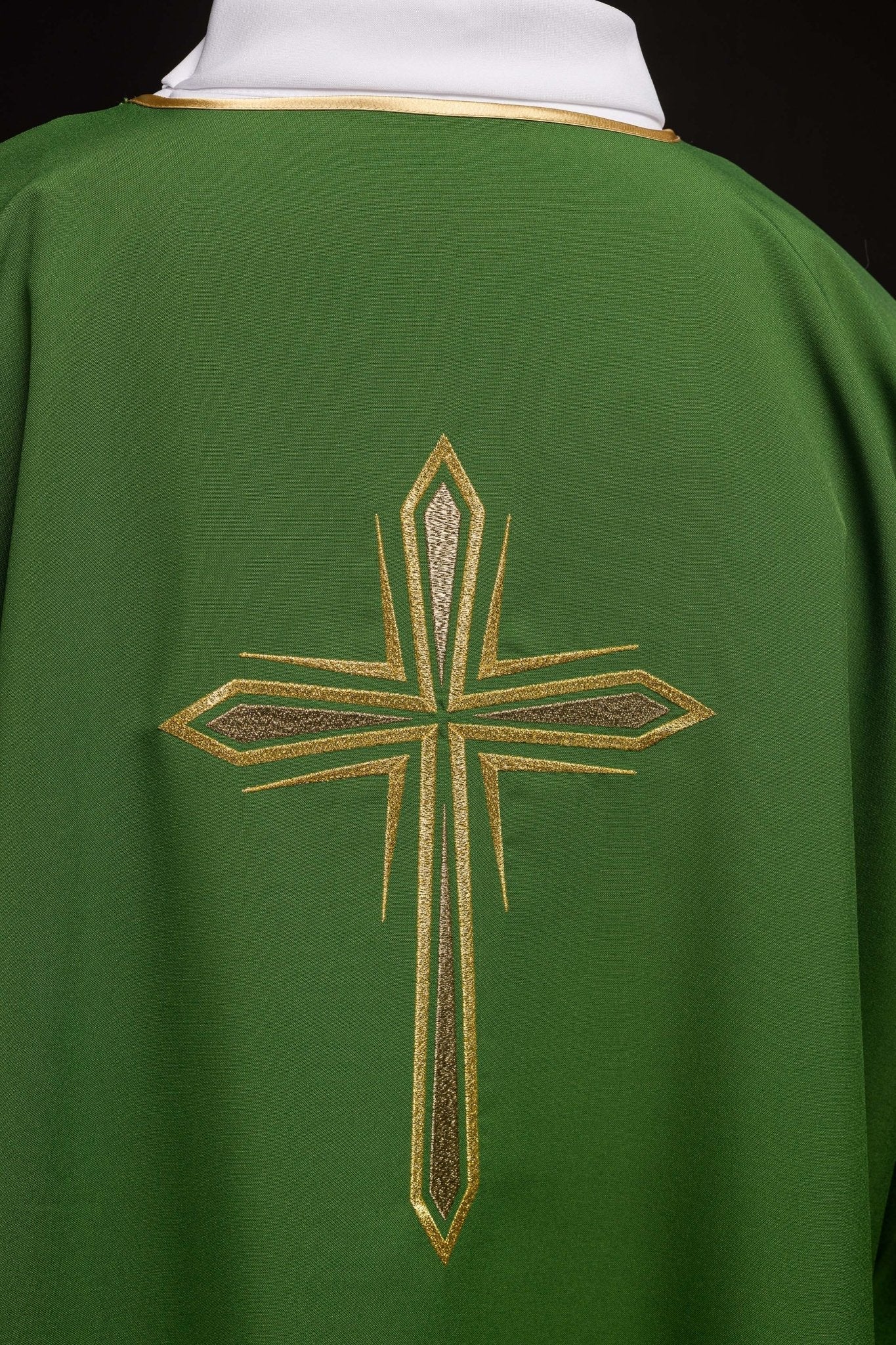 Dalmática verde com cruz bordada dourada