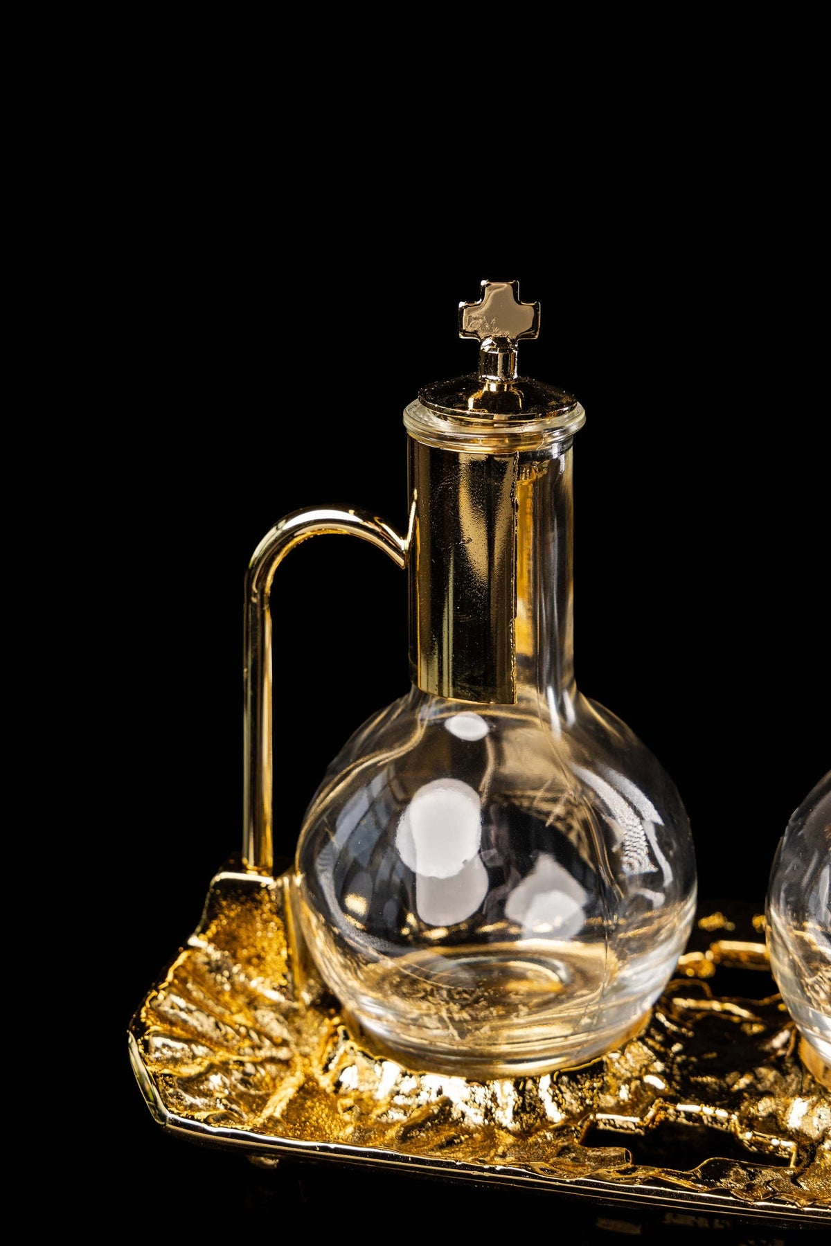 Close das galhetas litúrgicas de vidro com detalhes banhados a ouro