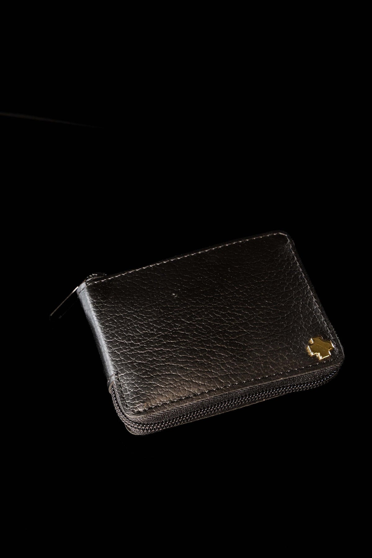 Bolsa litúrgica fechada, preta, com detalhe dourado no canto
