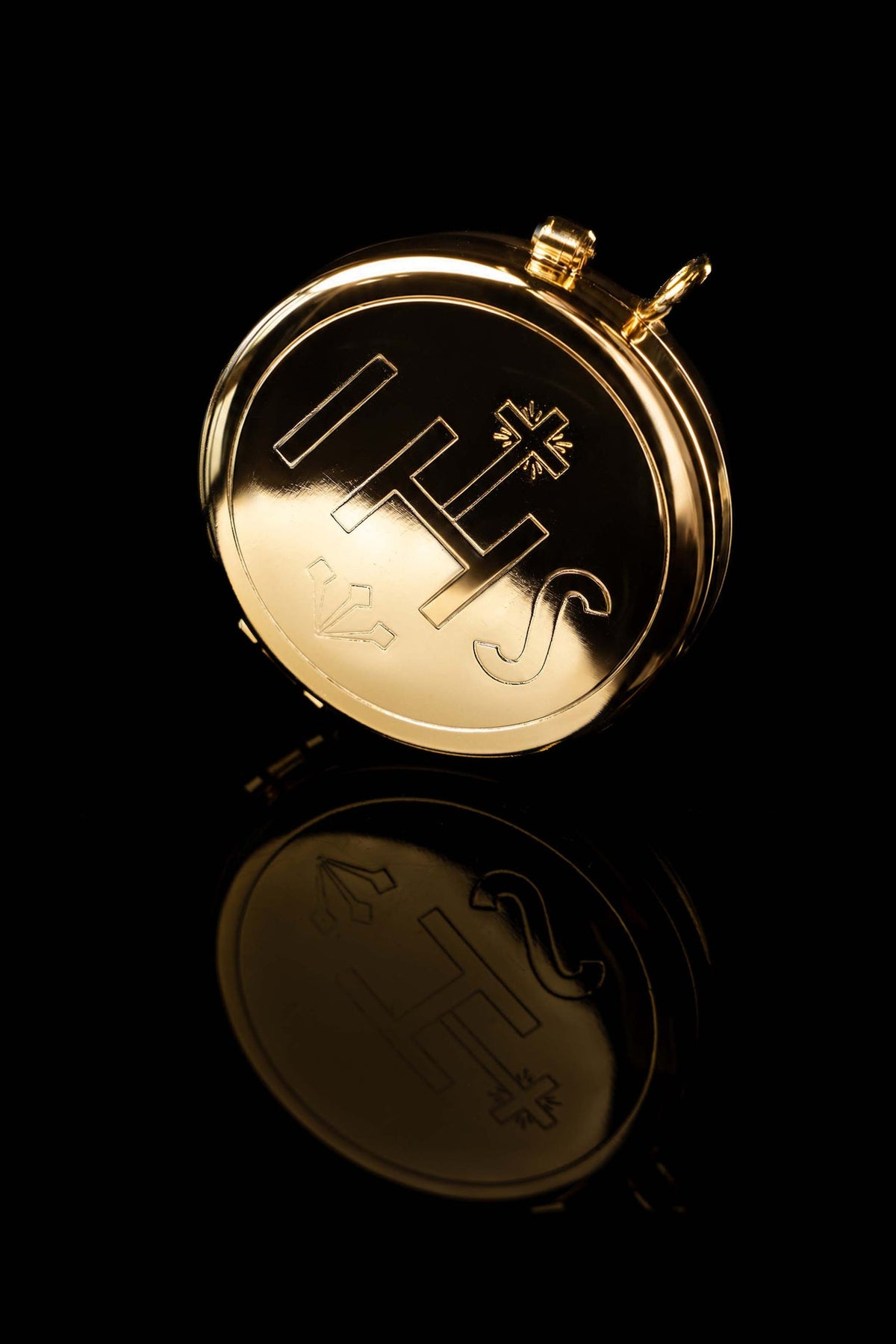Cibório banhado a ouro com gravação IHS, diâmetro de 5,4 cm, vista superior com tampa fechada