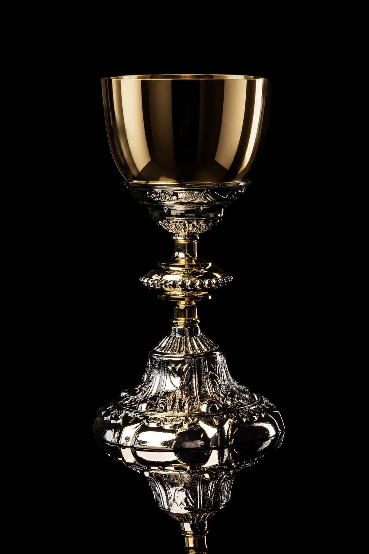 Cálice litúrgico dourado e prateado em estilo barroco, 22 cm, vista frontal completa