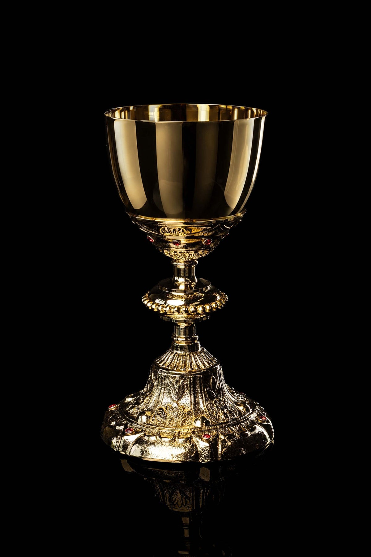 Cálice litúrgico banhado a ouro com imitações de rubis, vista frontal completa
