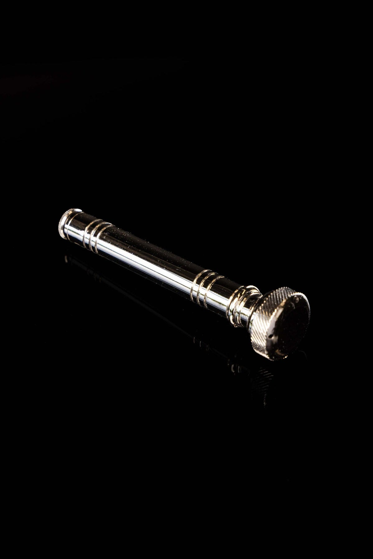 Aspersório litúrgico de metal, 12,2 cm, visto de lado, com acabamento prateado e detalhes anelados