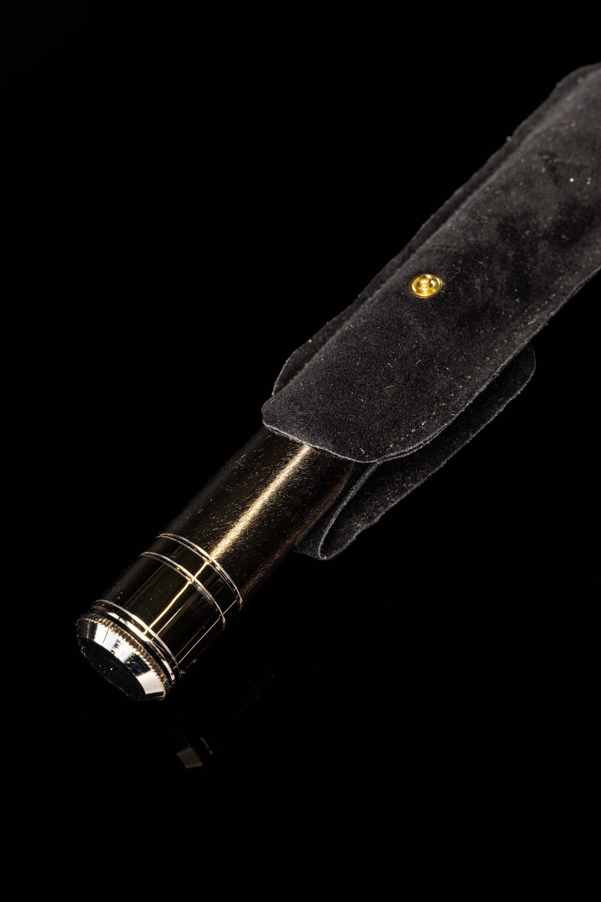 Aspersório litúrgico metálico com estojo, 17 cm, parcialmente dentro do estojo preto