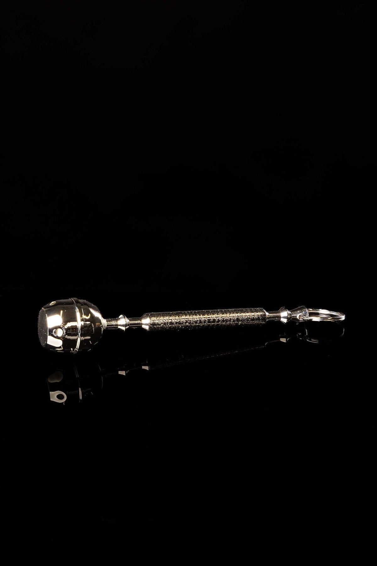 Aspersório de metal com estojo, 17 cm, visto de lado, com cabo texturizado e argola