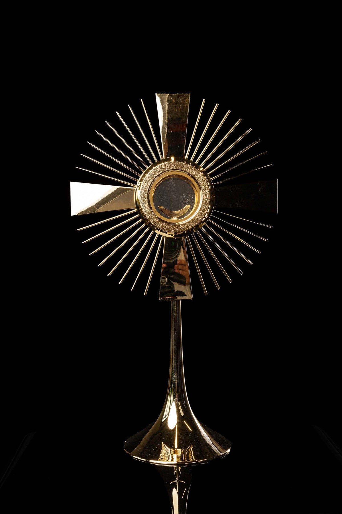 Ostensório de latão banhado a ouro com motivo de cruz, 59 cm, vista frontal completa