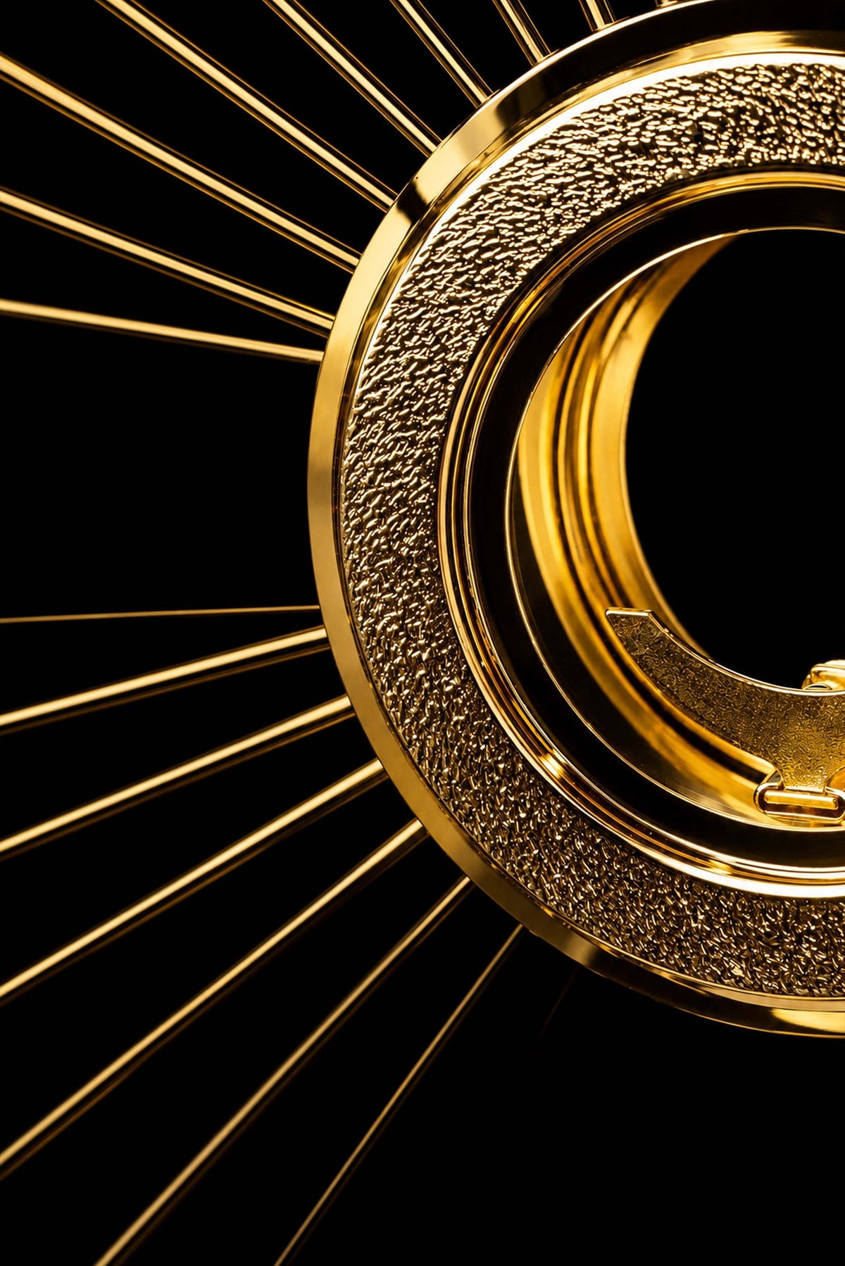 Ostensório banhado a ouro, detalhe do aro texturizado e do suporte da hóstia